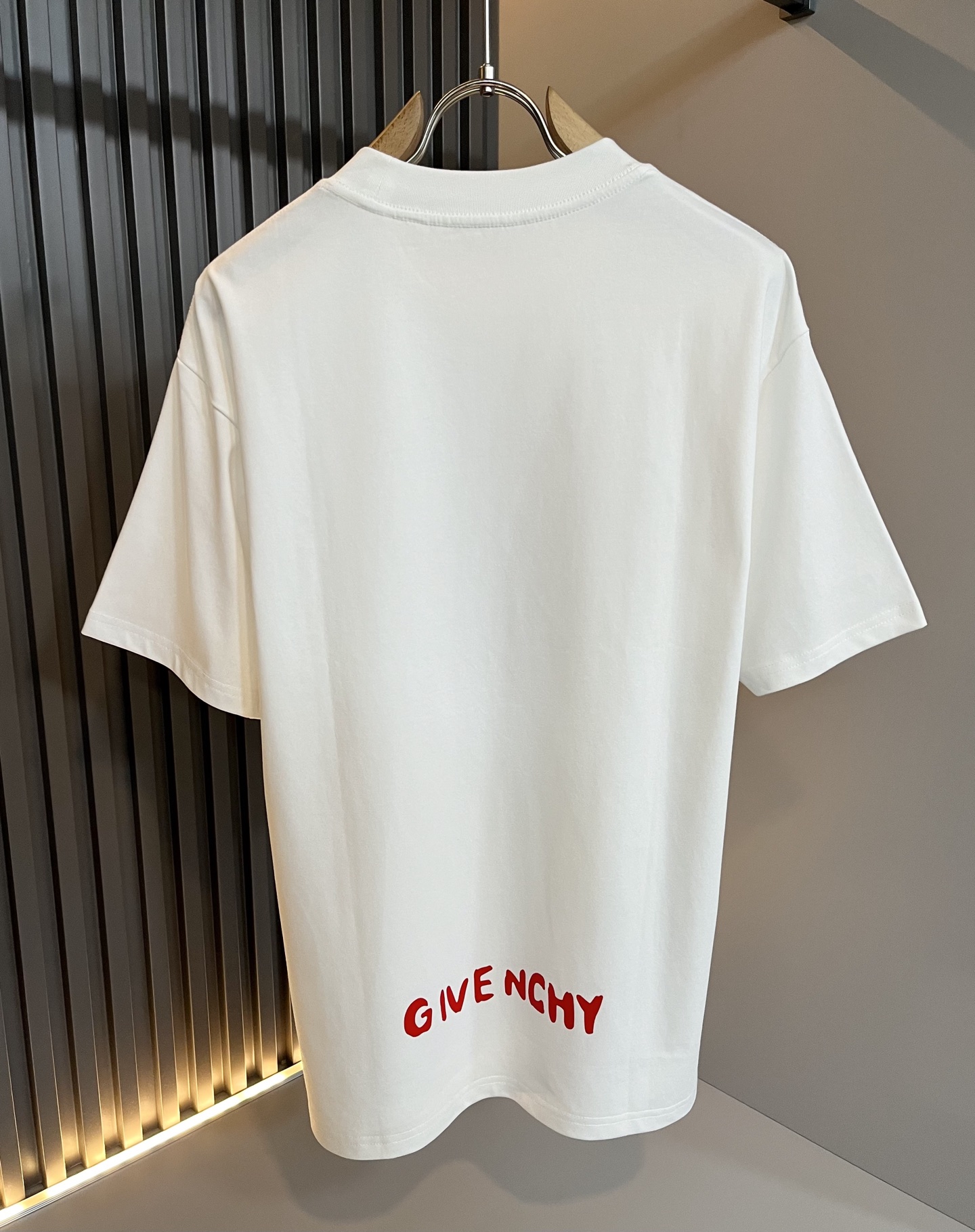   Giv*chy/纪*希2025春夏新款男女同款👫短袖T恤，主创时尚注入了全新时尚能量。通过探索各种题