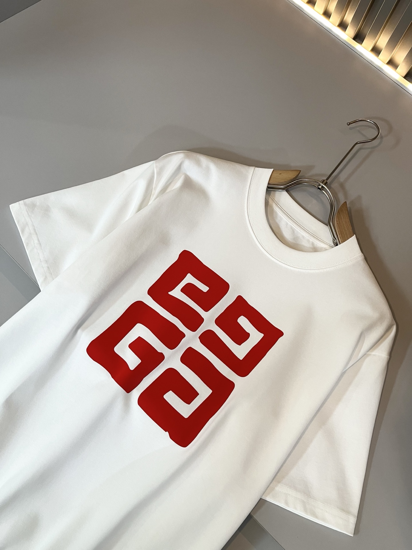  Giv*chy/纪*希2025春夏新款男女同款👫短袖T恤，主创时尚注入了全新时尚能量。通过探索各种题