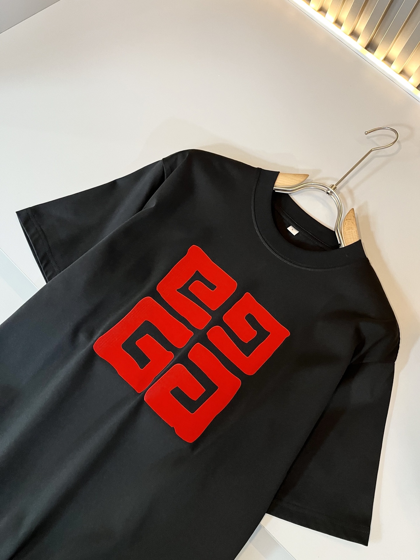   Giv*chy/纪*希2025春夏新款男女同款👫短袖T恤，主创时尚注入了全新时尚能量。通过探索各种题