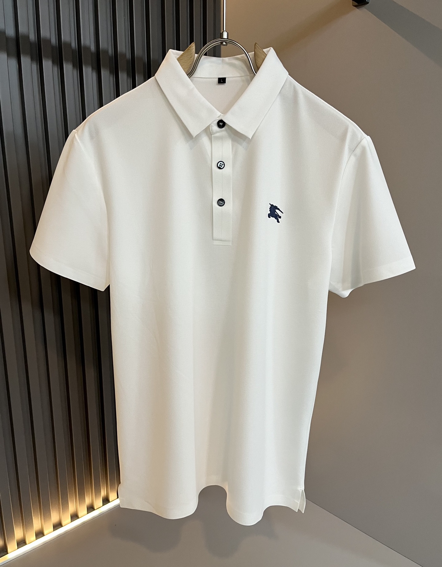  Bur*erry 巴*莉 2025春夏新款男士短袖Polo衫，品牌最新设计元素！既不单调也不复杂,恰到
