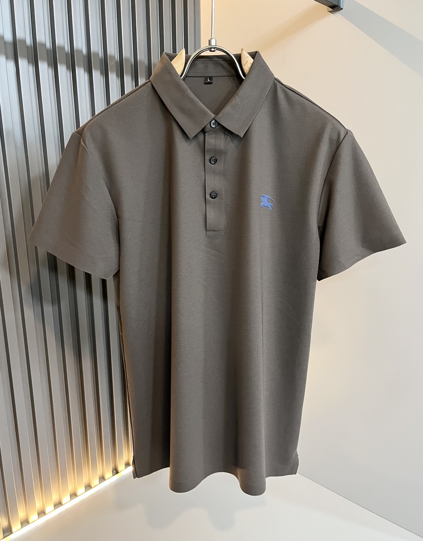  Bur*erry 巴*莉 2025春夏新款男士短袖Polo衫，品牌最新设计元素！既不单调也不复杂,恰到