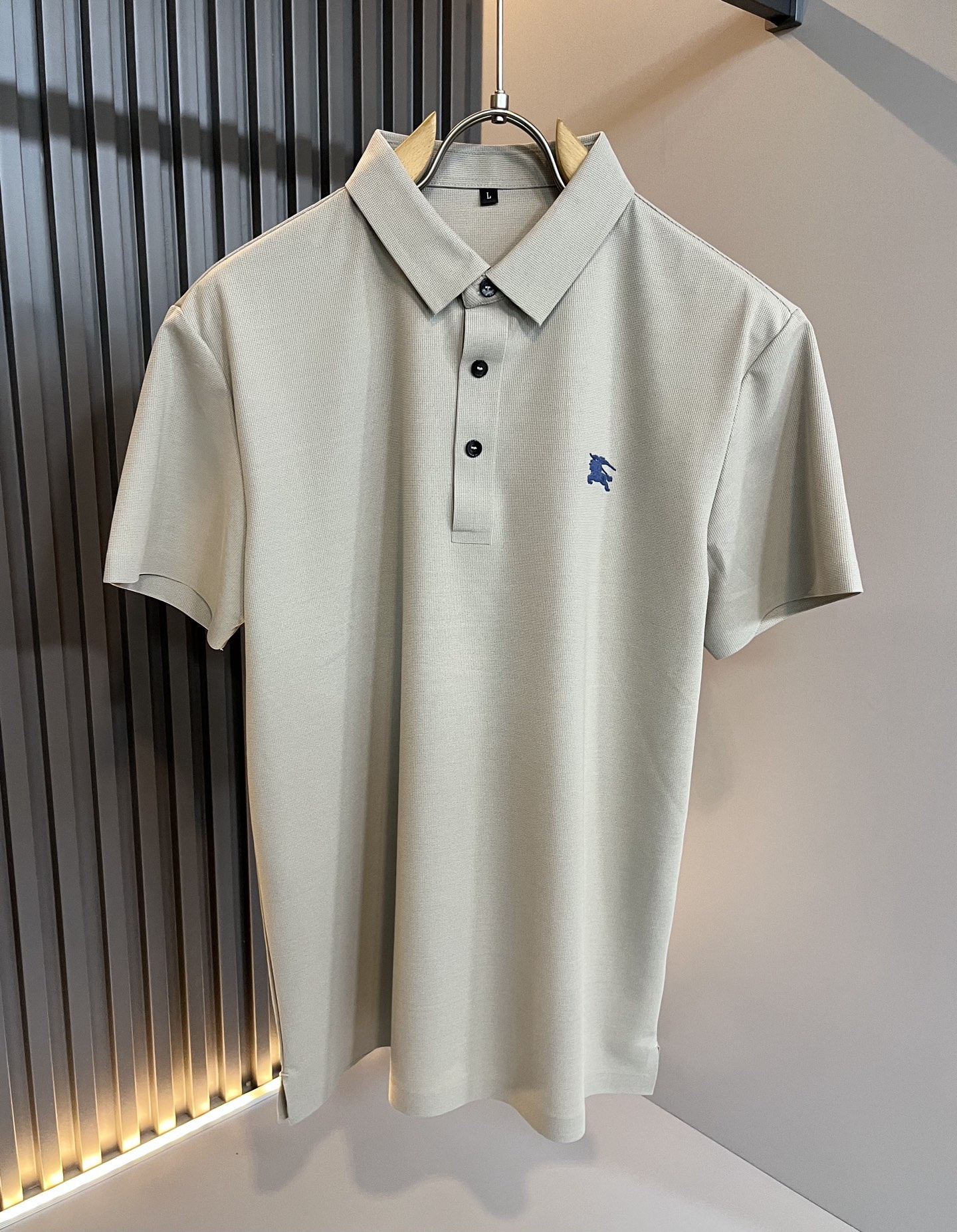  Bur*erry 巴*莉 2025春夏新款男士短袖Polo衫，品牌最新设计元素！既不单调也不复杂,恰到