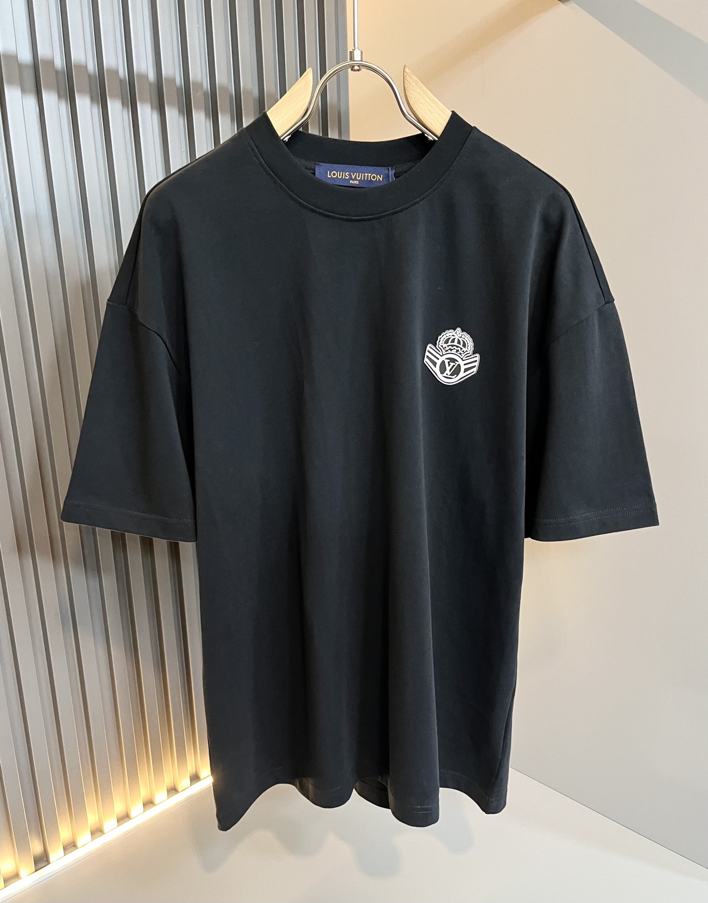 NO:447643,LouisVuitt*Louis*Deng The new series of spring and summer 2025 products are launched, a very fashionable and avant-garde casual suit for men and women, with logo pattern glue-touching decoration!  Different from the past, it declares the design concept that has been passed down for many years in the brand!  Its eye-catchingness is no less than any classic style, perfectly presenting the fashionable, high-end and luxurious feeling in front of the world!  Made of imported cotton, the customer-supplied and imported cotton material is selected, with a high-quality 260g pure cotton fabric, which has a soft and soft touch, and the real thing is definitely beyond your imagination. It is extremely comfortable and breathable in close body. Even if you sweat profusely, you will not feel greasy or stuffy. It will bring sweating and moisture absorption to the extreme!  Size M-2XL, louis vuitton,louis vuitton,alexander wang19860909LouisVuitt*路易*登 2025春夏全新系列单品上线,非常时髦前卫的一款男女同款休闲套装,标识logo图案压胶修饰！区别于以往的不同,宣示品牌传承多年的设计理念！其吸睛度完全不亚于任何经典款式,将时髦高级感与奢华感完美呈现在世人眼前！客供进口全棉材质制成,精选优质260g纯棉面料,触感软糯亲肤细腻,实物到手绝对超乎你的想象,贴身无比舒适透气,即便是汗流浃背也不会有腻身及闷热感可言,将排汗吸湿性发挥到了极致！尺码M-2XL,,louis vuitton,louis vuitton,alexander wang,Men's clothing