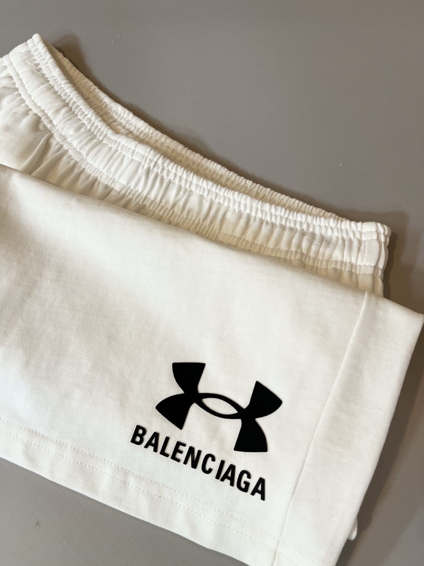  BALENCI*GA巴黎*家 2025春夏新款男女同款👫休闲套装，走秀图案印花时尚休闲短袖T恤衫！设计