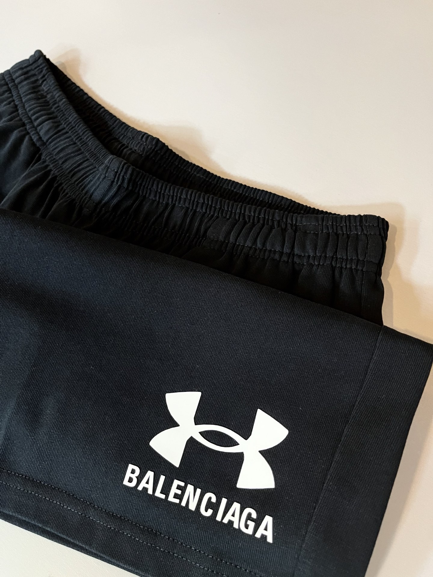  BALENCI*GA巴黎*家 2025春夏新款男女同款👫休闲套装，走秀图案印花时尚休闲短袖T恤衫！设计