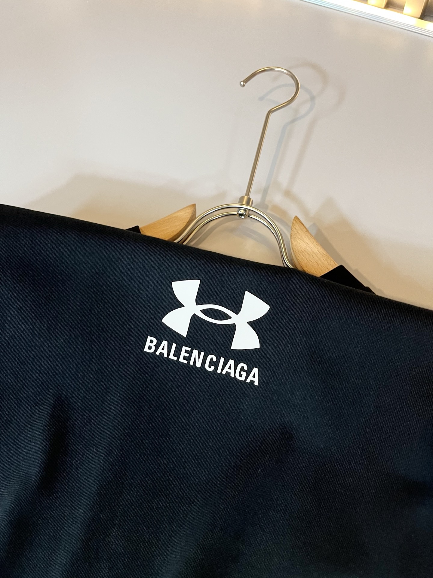  BALENCI*GA巴黎*家 2025春夏新款男女同款👫休闲套装，走秀图案印花时尚休闲短袖T恤衫！设计