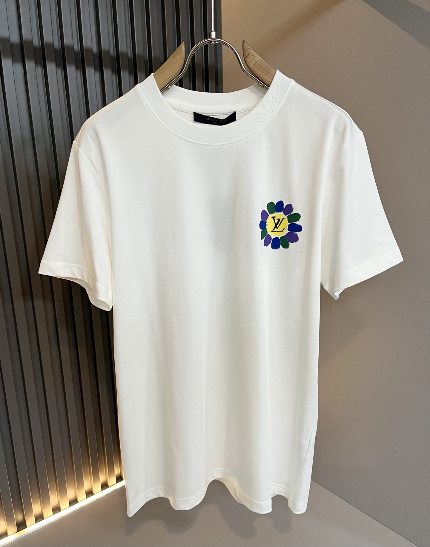  LouisVuitt*路易*登 2025春夏全新系列单品上线，非常时髦前卫的一款男女同款短袖T恤，标识