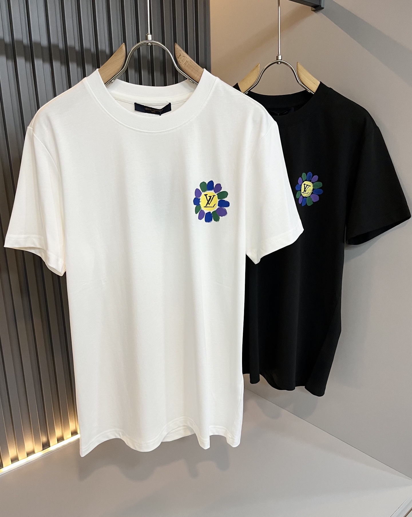  LouisVuitt*路易*登 2025春夏全新系列单品上线，非常时髦前卫的一款男女同款短袖T恤，标识