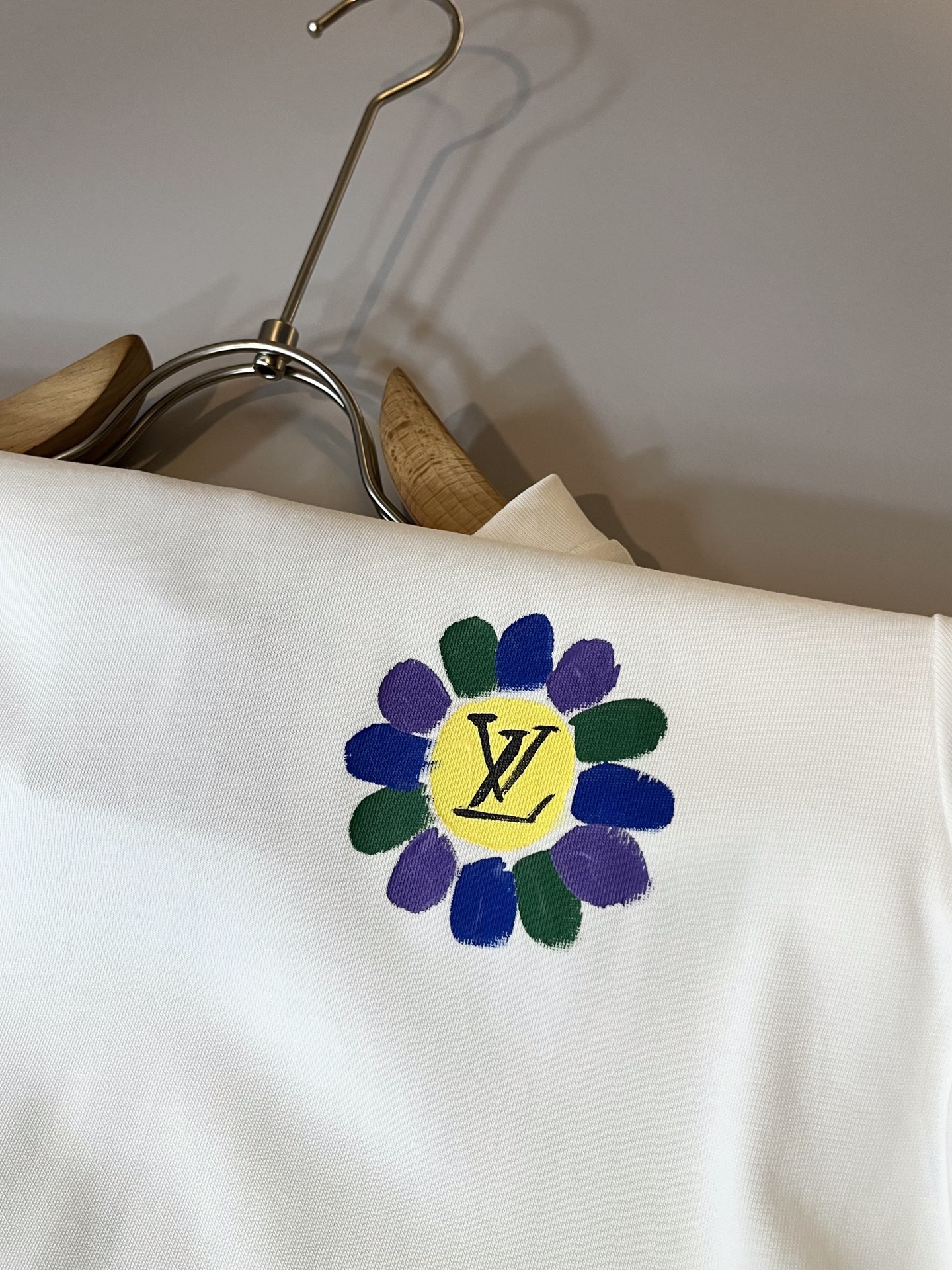  LouisVuitt*路易*登 2025春夏全新系列单品上线，非常时髦前卫的一款男女同款短袖T恤，标识