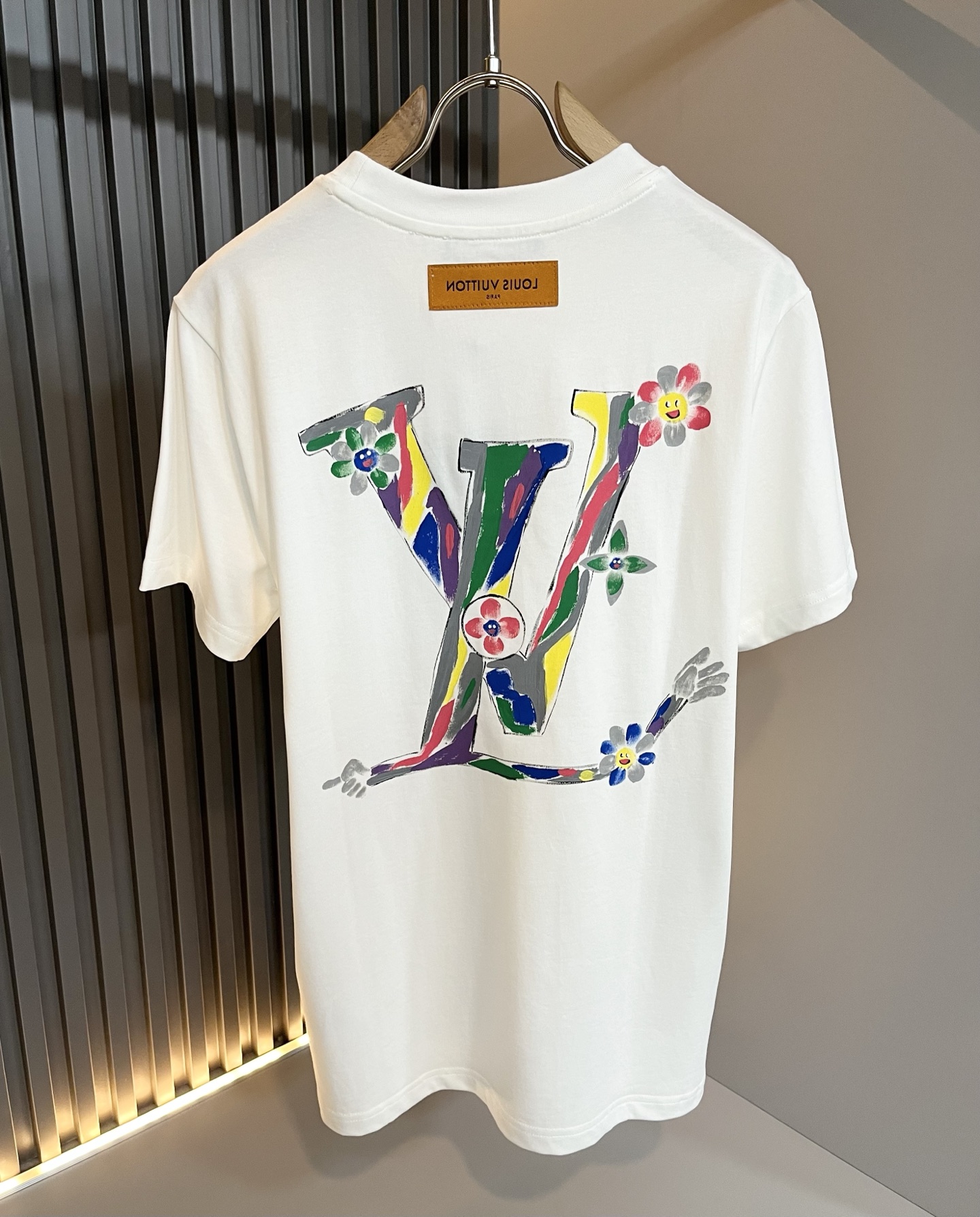  LouisVuitt*路易*登 2025春夏全新系列单品上线，非常时髦前卫的一款男女同款短袖T恤，标识