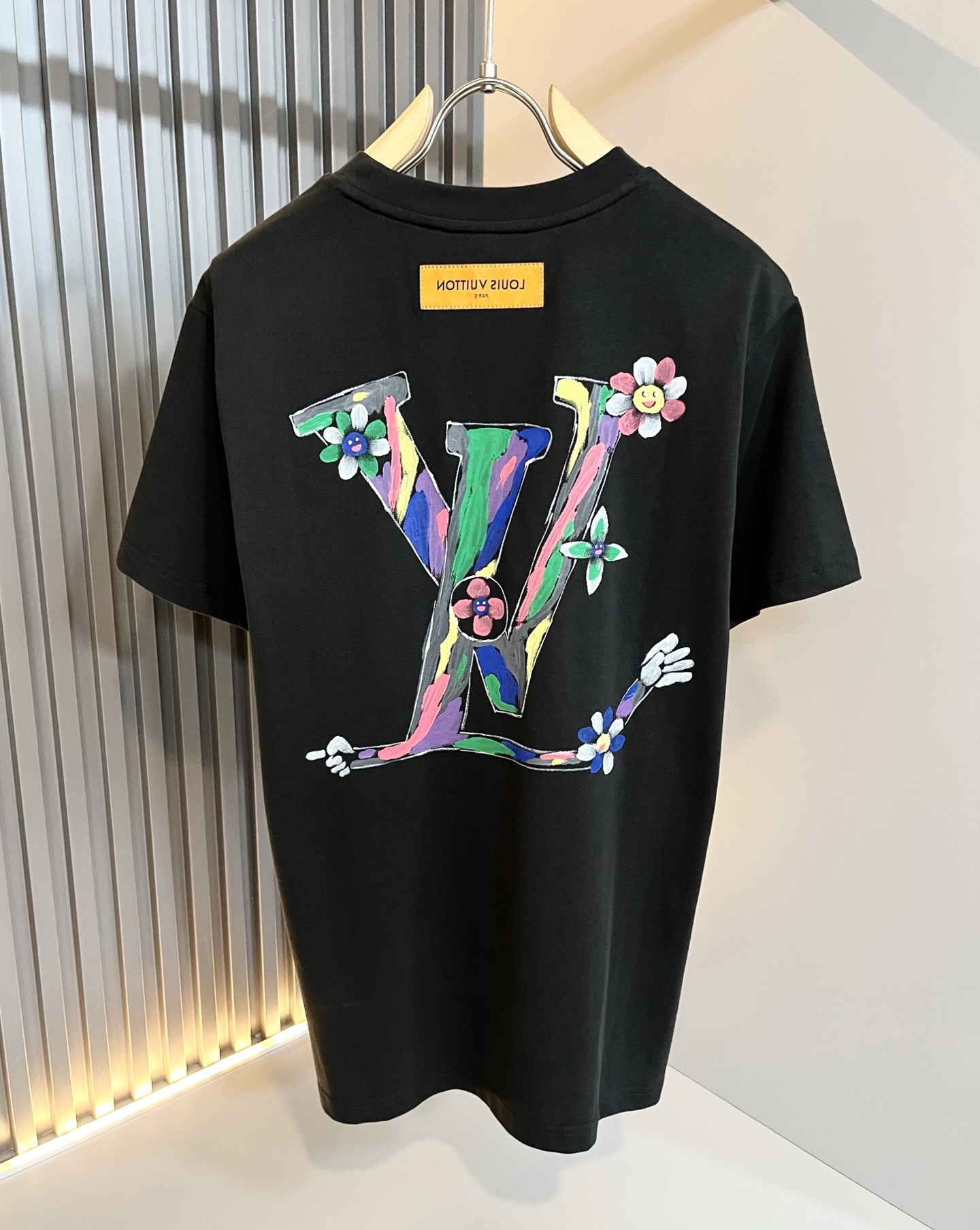  LouisVuitt*路易*登 2025春夏全新系列单品上线，非常时髦前卫的一款男女同款短袖T恤，标识
