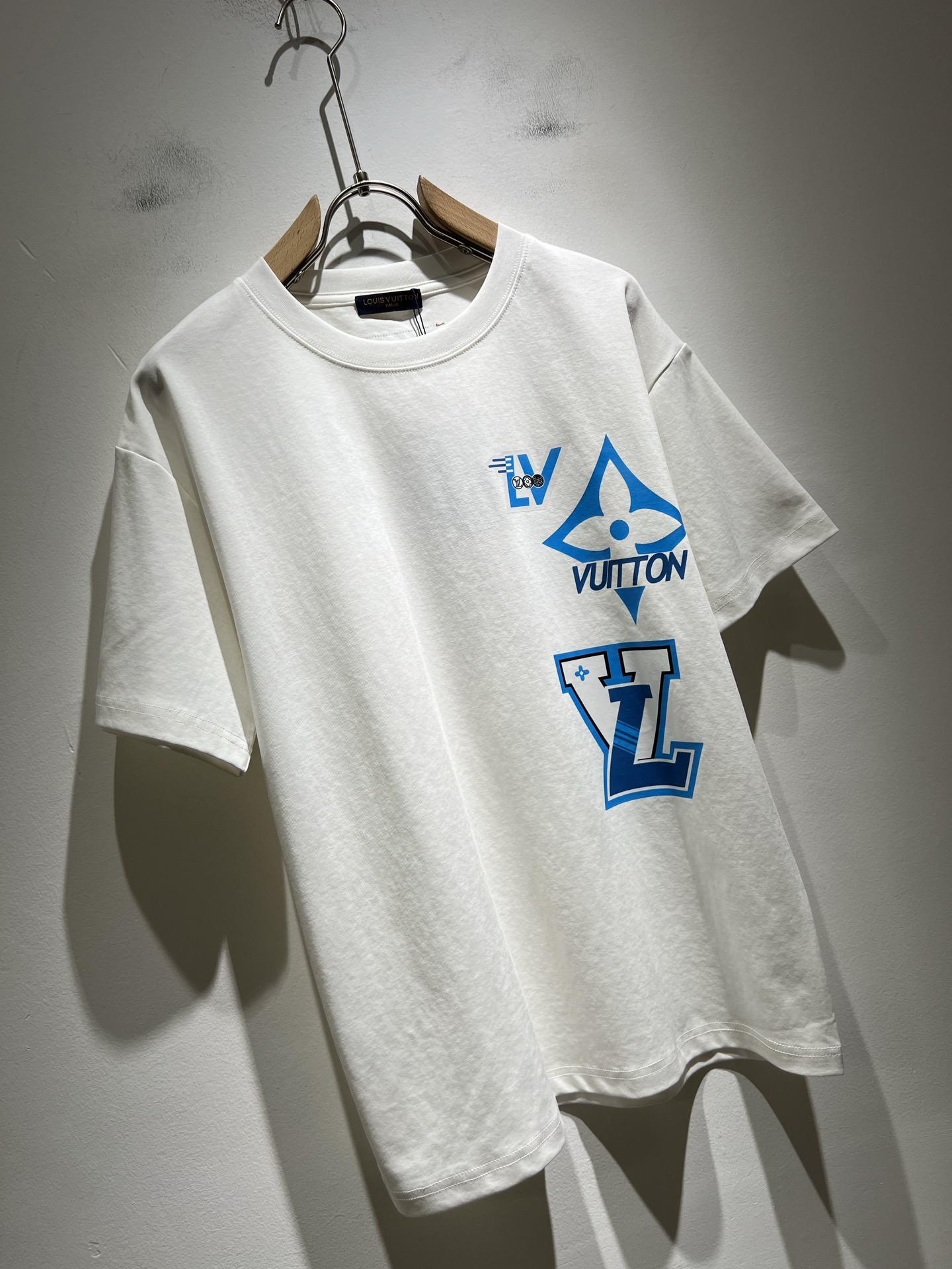   LouisVuitt*路易*登 2025春夏全新系列单品上线，非常时髦前卫的一款男女同款短袖T恤，标