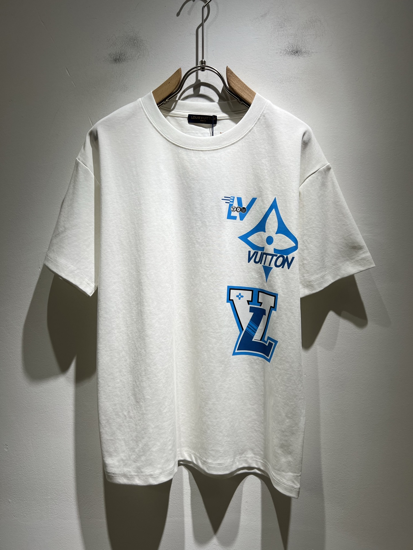  LouisVuitt*路易*登 2025春夏全新系列单品上线，非常时髦前卫的一款男女同款短袖T恤，标