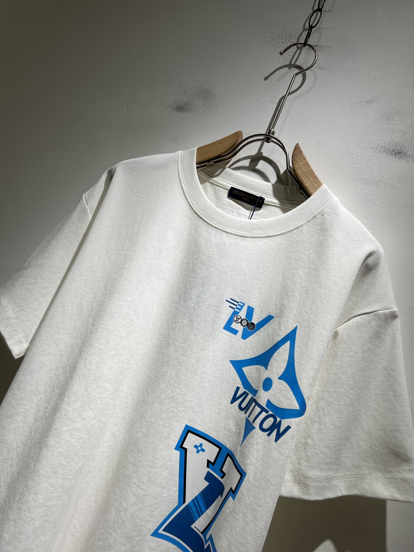   LouisVuitt*路易*登 2025春夏全新系列单品上线，非常时髦前卫的一款男女同款短袖T恤，标