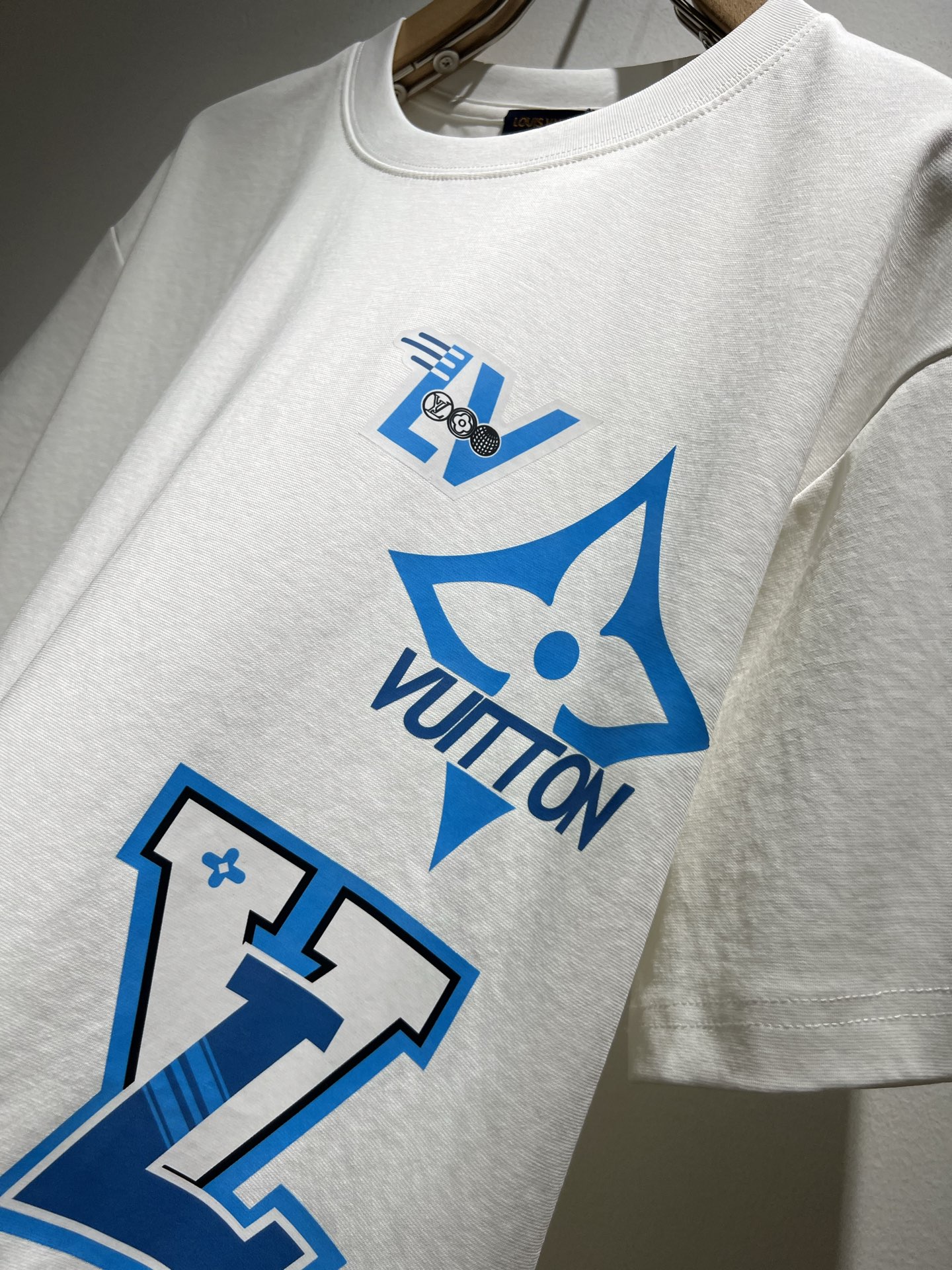   LouisVuitt*路易*登 2025春夏全新系列单品上线，非常时髦前卫的一款男女同款短袖T恤，标
