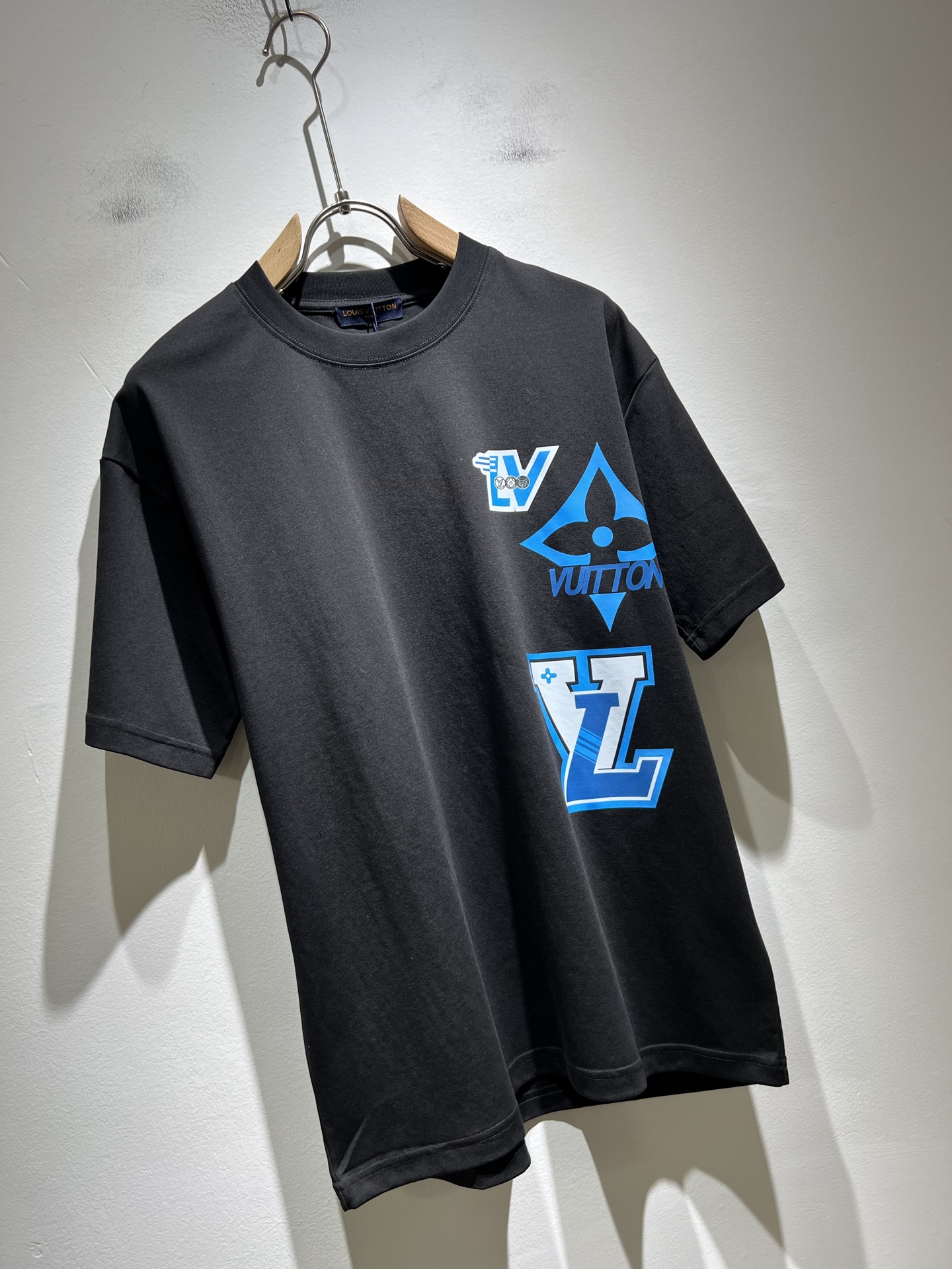   LouisVuitt*路易*登 2025春夏全新系列单品上线，非常时髦前卫的一款男女同款短袖T恤，标