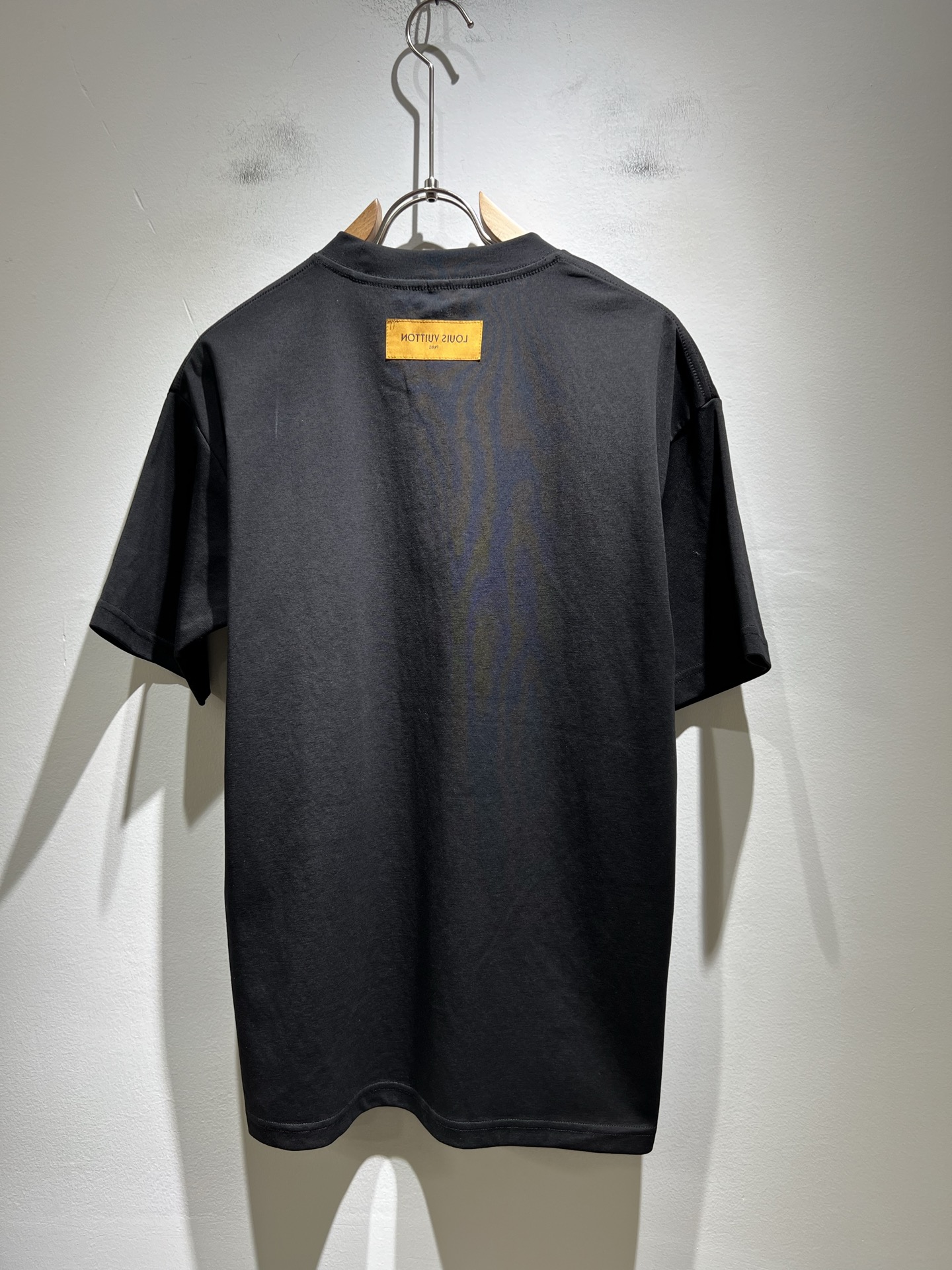   LouisVuitt*路易*登 2025春夏全新系列单品上线，非常时髦前卫的一款男女同款短袖T恤，标