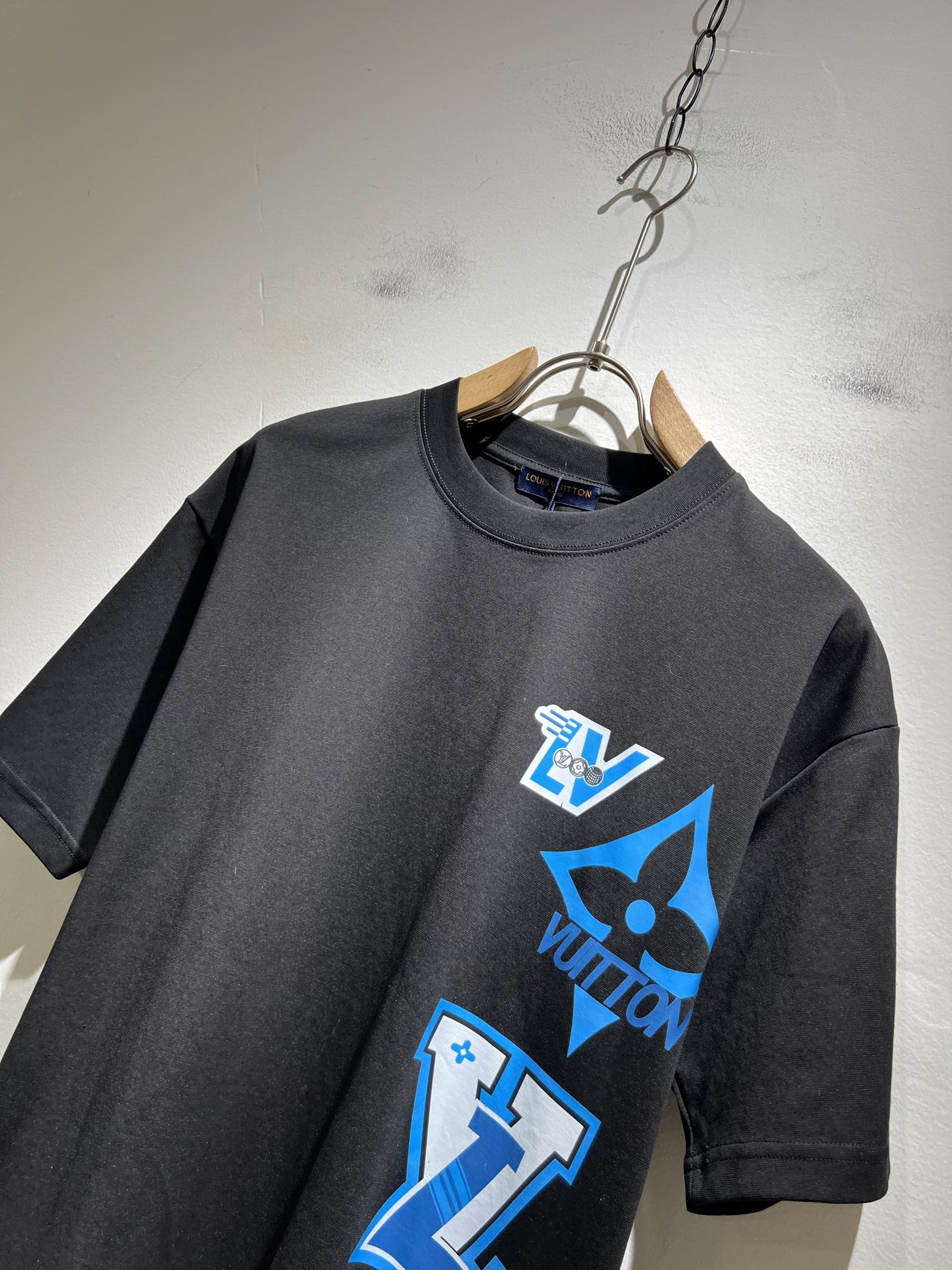   LouisVuitt*路易*登 2025春夏全新系列单品上线，非常时髦前卫的一款男女同款短袖T恤，标