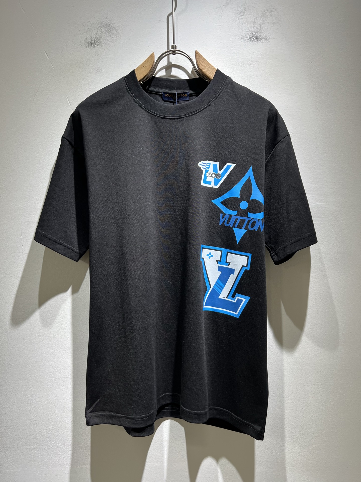   LouisVuitt*路易*登 2025春夏全新系列单品上线，非常时髦前卫的一款男女同款短袖T恤，标