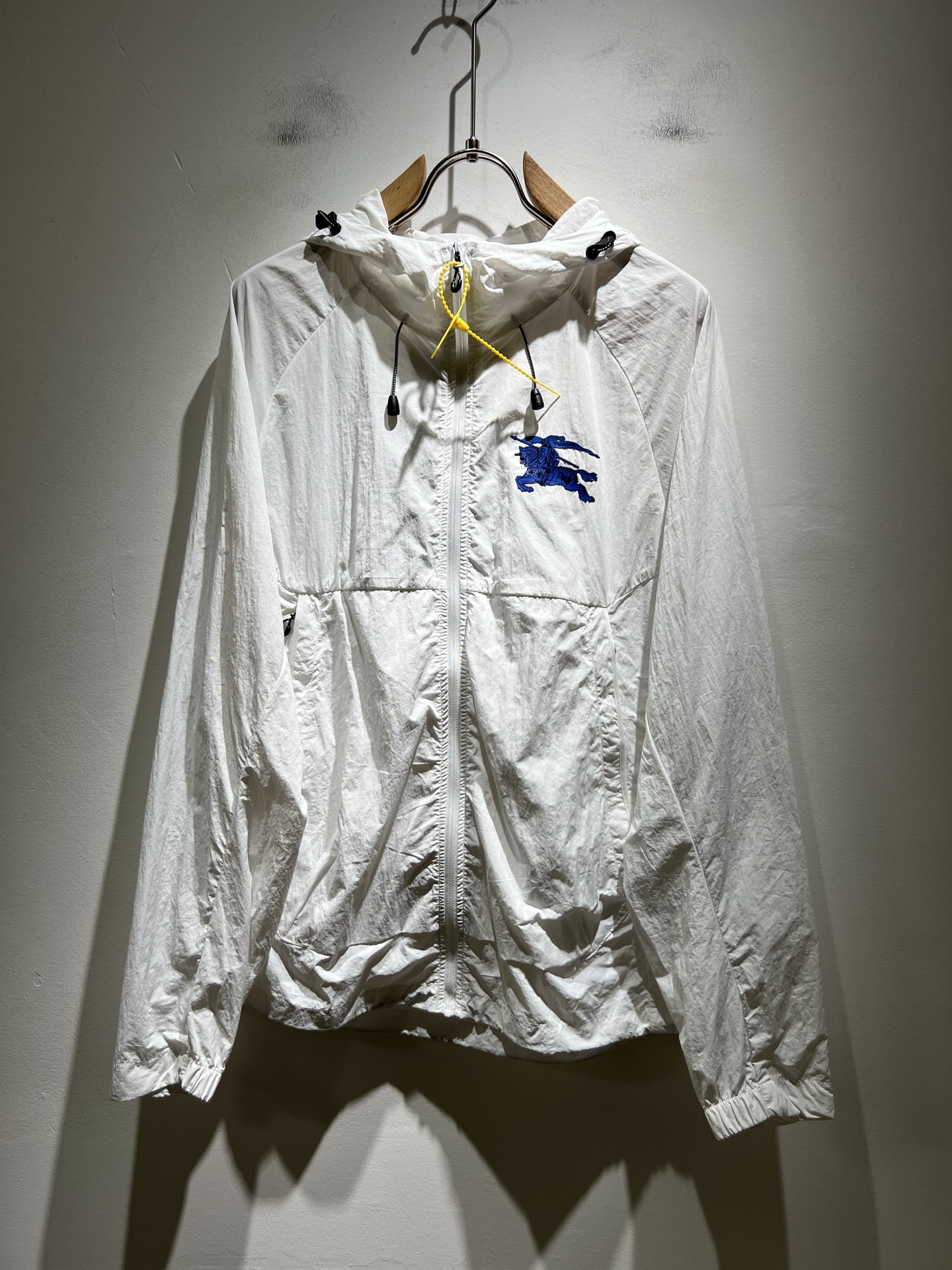 NO:447736,BURBER*Y Ba*li's new sunscreen jacket 2025 spring and summer 2025 is coming, and it is made of a popular environmentally friendly polyester memory fabric recently. It is a high-end outdoor sports and leisure series, which is very popular in sports!  The latest special material developed by BUR, memory fabric, is also called memory cloth, which refers to fabrics with morphological memory functions, with front and back logo pattern glue design!  Selling all versions on the market in seconds is not a level at all. Whether it is material, detail restoration and craftsmanship, you are not afraid of any challenges. Just to contribute wonderful products to everyone as always and consistently. A style that implements the core concept of BUR tightly ties the plaid and fashion, always maintains perfection, a simple but not simple design style perfectly meets the outfit you need in daily life. Size: L-5XL, burberry, jackets & coats, jackets & coats, alexander wang19860909BURBER*Y巴*莉2025春夏新品防晒衣夹克外套重磅来袭,最近比较火热的环保聚酯纤维记忆面料制作而成,高端户外运动休闲系列,非常火热运动风潮！BUR最新研发的特殊材质,记忆面料也叫记忆布,是指具有形态记忆功能的面料,前后logo图案压胶设计！秒杀市面上一切版本,只能说根本就不是一个级别的存在,不管是材质还是细节还原度以及工艺制作方面,不惧任何挑战,只为给大家奉献绝妙产物一如既往,始终如一,贯彻了BUR核心理念的一个款式将格纹与时尚紧紧的捆绑在一起,时刻保持完美,简约而不简单的的设计风格,完美的满足了你日常所需要的穿搭.尺码:L-5XL,,burberry,jackets & coats,jackets & coats,alexander wang,Men's clothing