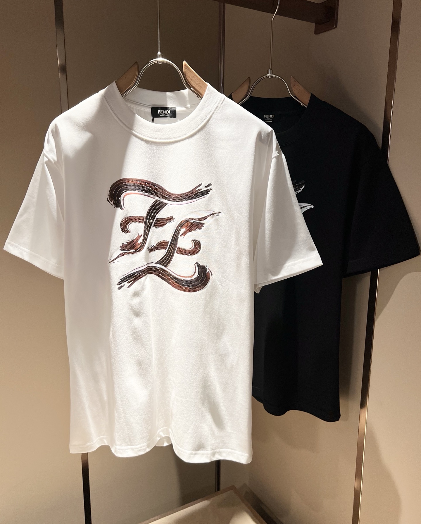 NO:447651,FEN*I FEN*Di's new spring and summer 2025 FD family FF men and women short-sleeved T-shirt, versatile and minimalist short-sleeved shirts for men and women. Original Italian orders, popular FD family items, simple and pure colors. The FD family's enduring iconic products, high-quality products with full representation and full specifications, and high-quality products that all FD fans are worth buying!  Pure Yidian channel orders, high-end and popular products from the FD family, very popular items at the moment, and the iconic letter logo pattern of diamond decoration!  High-end goods worth keeping and giving away to others!  It has a trendy and trendy atmosphere, a very high level and specification, and uses a very classic black and white color combination, giving people a strong visual impact and a very high recognition. It is top-quality exclusive pure cotton fabric, created with a soft, delicate and comfortable touch, and a very high-end and classy appearance!  Perfectly interprets the charm of the brand and leaves a deep impression. It is more fashionable and charming. It has simple, elegant and fashionable upper body, and is even more stressful for outfits!  The inner wear alone is very delicious and beautiful scenery that cannot be ignored!  Size M-4XL, fendi,dior,T-shirt,tees,t-shirt,alexander wang19860909FEN*I 芬*迪2025春夏新款FD家族FF男女同款短袖T恤,男女同款百搭极简短袖.意大利原厂订单,FD家族人气单品,简约纯色系打造.FD家族经久不衰的标志性臻品,代表性十足,规格感十足的精品,所有FD粉丝都值得抢购的精品！纯正意代渠道订单,FD家族的高奢人气爆款产物,当下十分火爆的单品,标志性字母logo图案烫钻修饰！值得自留和送人的高端货！新潮潮流气息感十足,档次规格感极高,并且采用十分经典的的黑白双色搭配,给人的视觉冲击感相当强烈,有着极高的辨识度,顶级专属纯棉面料,打造,触感柔软细腻舒适,品相相当高级有档次！完美诠释品牌魅力,给人留下深刻印象.更具时尚与韵味,上身简约大方时尚,对于穿搭更是毫无压力！单穿内搭都极有味道,不可忽视的靓丽风景线！ 尺码M-4XL,,fendi,dior,T-shirt,tees，t-shirt,alexander wang,Men's clothing