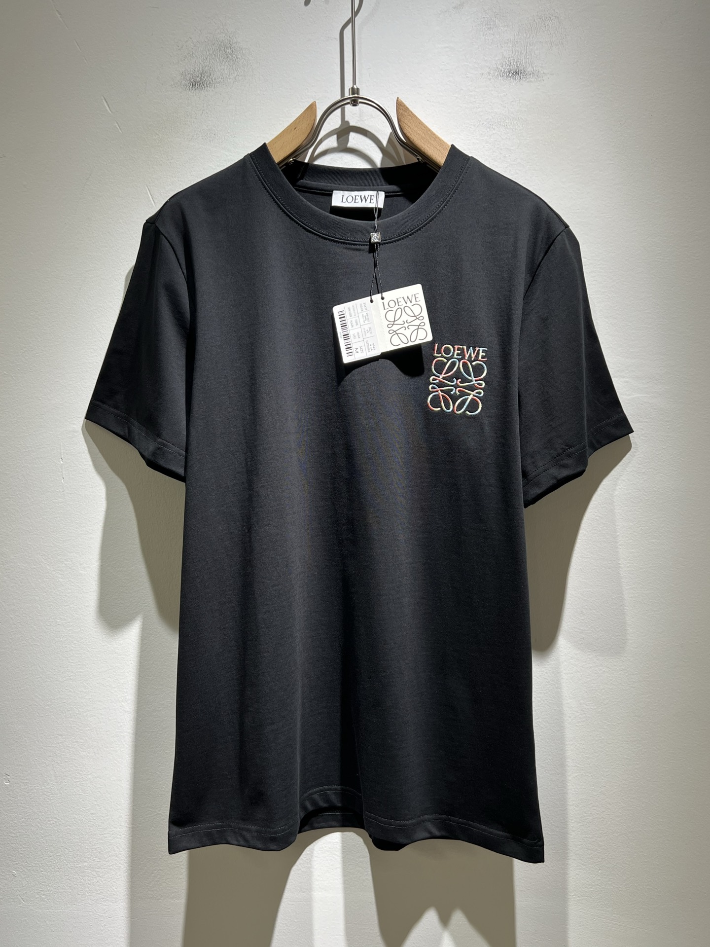 NO:449901,LOE*WE Luo*We 2025 spring and summer new short-sleeved T-shirt for men and women, original Italian order channel, very personalized and high-end style, logo logo pattern embroidery craft design!  Couple pure cotton short-sleeved T-shirt!  !  The latest fashion trends and popular products are here, and it is another simple and high-end fashion item. It is a fashion product with very high-end outfit charm. It is a must-have item for fashion trends!  Original Italian manufacturer channels, special-level orders, and released at the same time as Hong Kong, Macao and Taiwan buyers. This model is also the latest popular product of Luo Yiweijia this year and the most classic product. Its specifications and grades are beyond doubt!  !  The choice is very diverse, and it can be said that this model naturally has a fresh and natural feeling, showing the brand charm and high-end feeling. The texture of this model is very good, and the heavy weight and brilliant skin-friendliness that can be seen with hands are even better, and it is a complete enjoyment of wearing!  !  Size: S-2XL, loewe, loewe, T-shirt,tees, t-shirt,alexander wang19860909LOE*WE罗*威 2025春夏新款男女同款短袖T恤,意大利原厂订单渠道,极具个性高级风,标志logo图案刺绣工艺设计！情侣款纯棉短袖T恤！！最新时尚潮流人气产物驾到,又是一款简约高级的时尚单品,穿搭魅力十分高级不俗的时尚产物 ,时尚潮流必备单品！意大利原厂渠道,特供级别订单,同步港澳台买手店发布,此款也是罗意威家今年的最新人气产物,也是最经典的产物,其规格跟档次更是毋庸置疑！！ 选择极具多样化,言而喻此款自然具备那种清新自然的感觉,彰显品牌魅力与高级感,此款的质感十分的到位,用手可以感知的重磅跟出彩亲肤程度更是上佳,十足的穿着享受！！尺码: S-2XL,,loewe,loewe,T-shirt,tees，t-shirt,alexander wang,Men's clothing