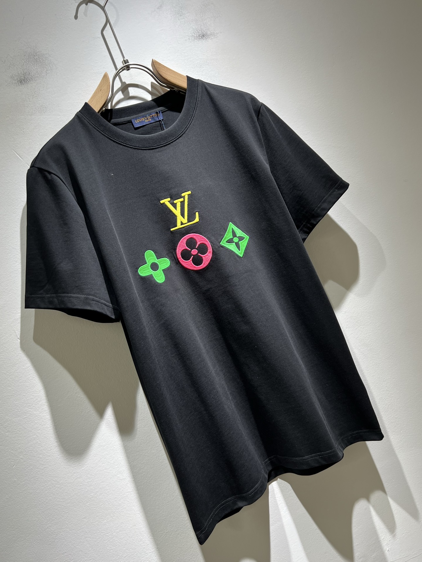  LouisVuitt*路易*登 2025春夏全新系列单品上线，非常时髦前卫的一款男女同款短袖T恤，标识