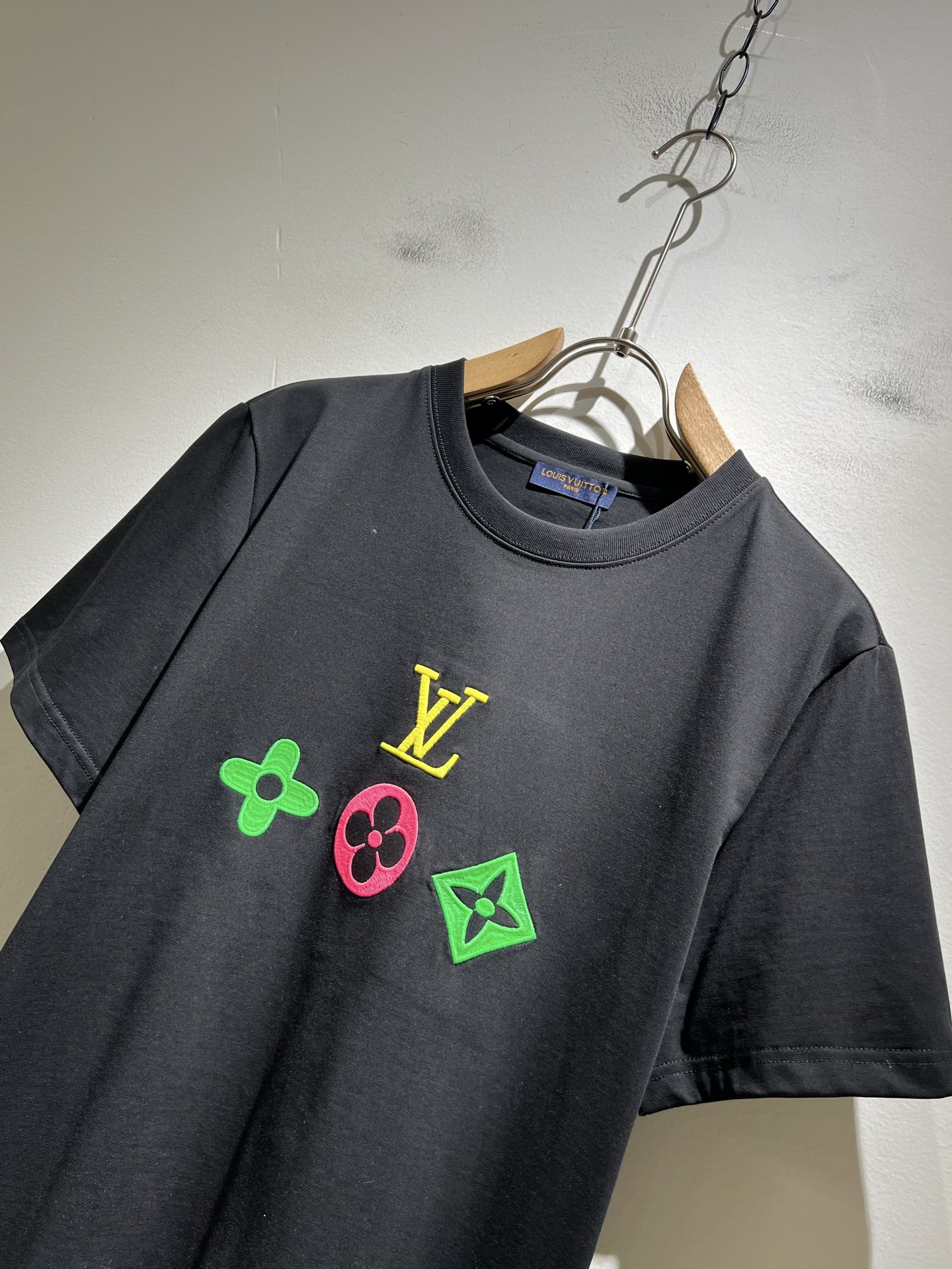  LouisVuitt*路易*登 2025春夏全新系列单品上线，非常时髦前卫的一款男女同款短袖T恤，标识