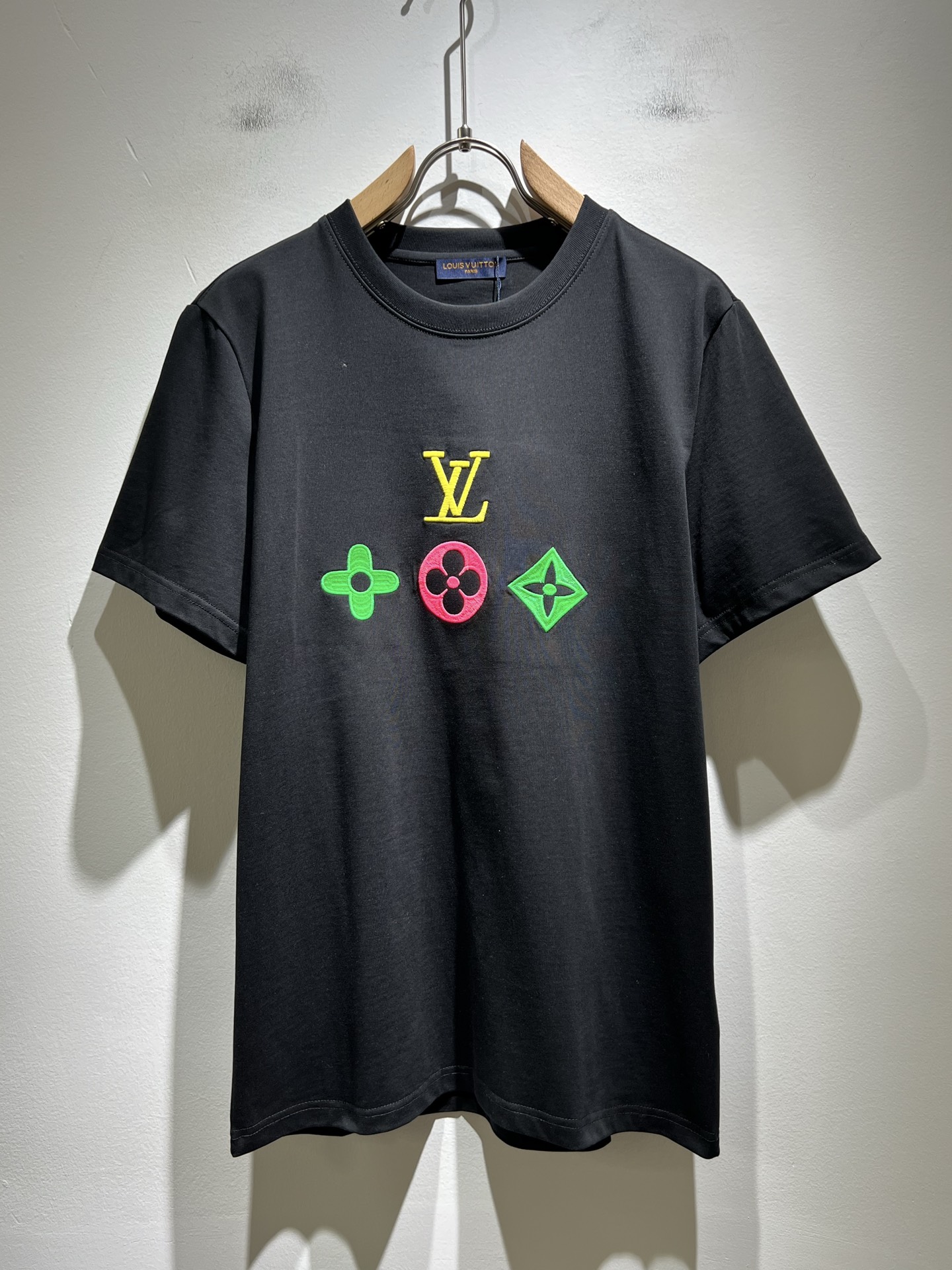  LouisVuitt*路易*登 2025春夏全新系列单品上线，非常时髦前卫的一款男女同款短袖T恤，标识