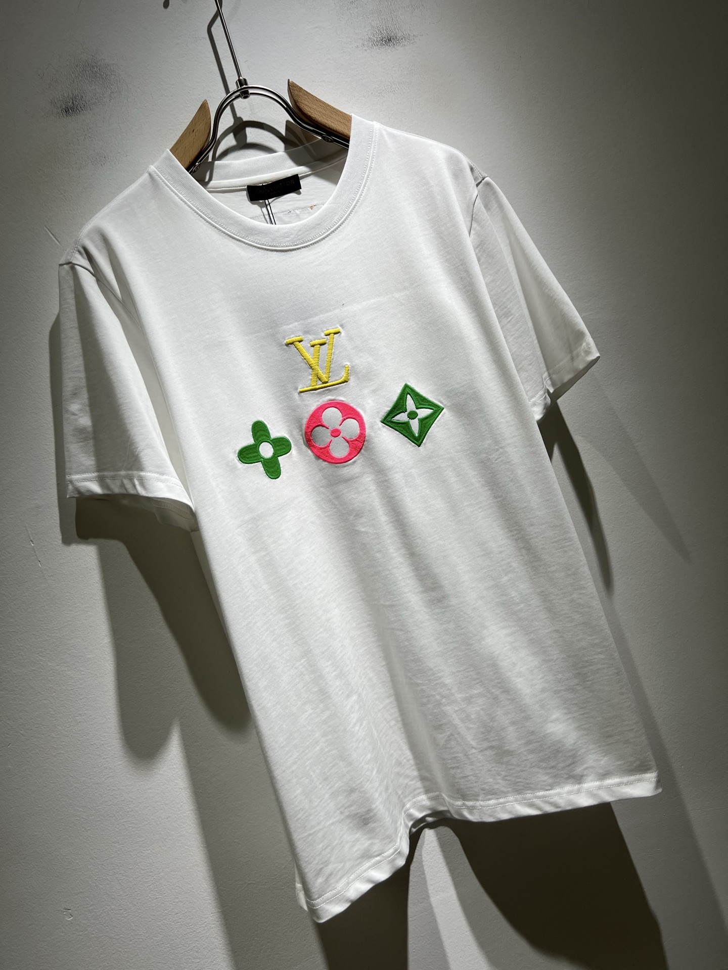  LouisVuitt*路易*登 2025春夏全新系列单品上线，非常时髦前卫的一款男女同款短袖T恤，标识
