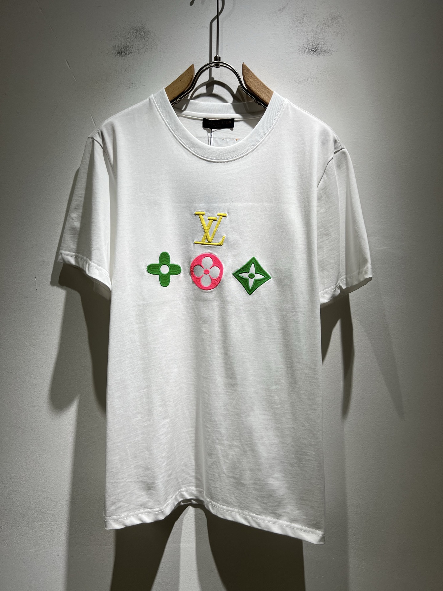  LouisVuitt*路易*登 2025春夏全新系列单品上线，非常时髦前卫的一款男女同款短袖T恤，标识
