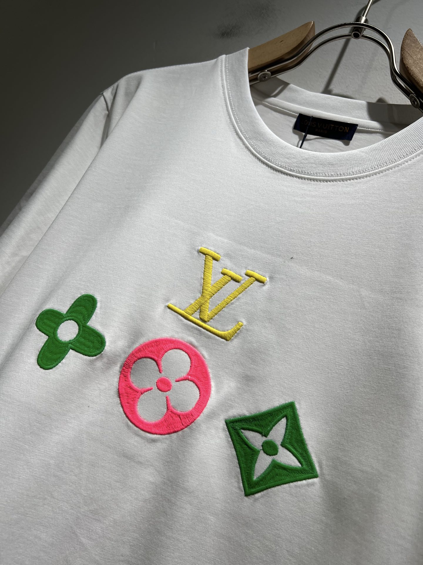  LouisVuitt*路易*登 2025春夏全新系列单品上线，非常时髦前卫的一款男女同款短袖T恤，标识