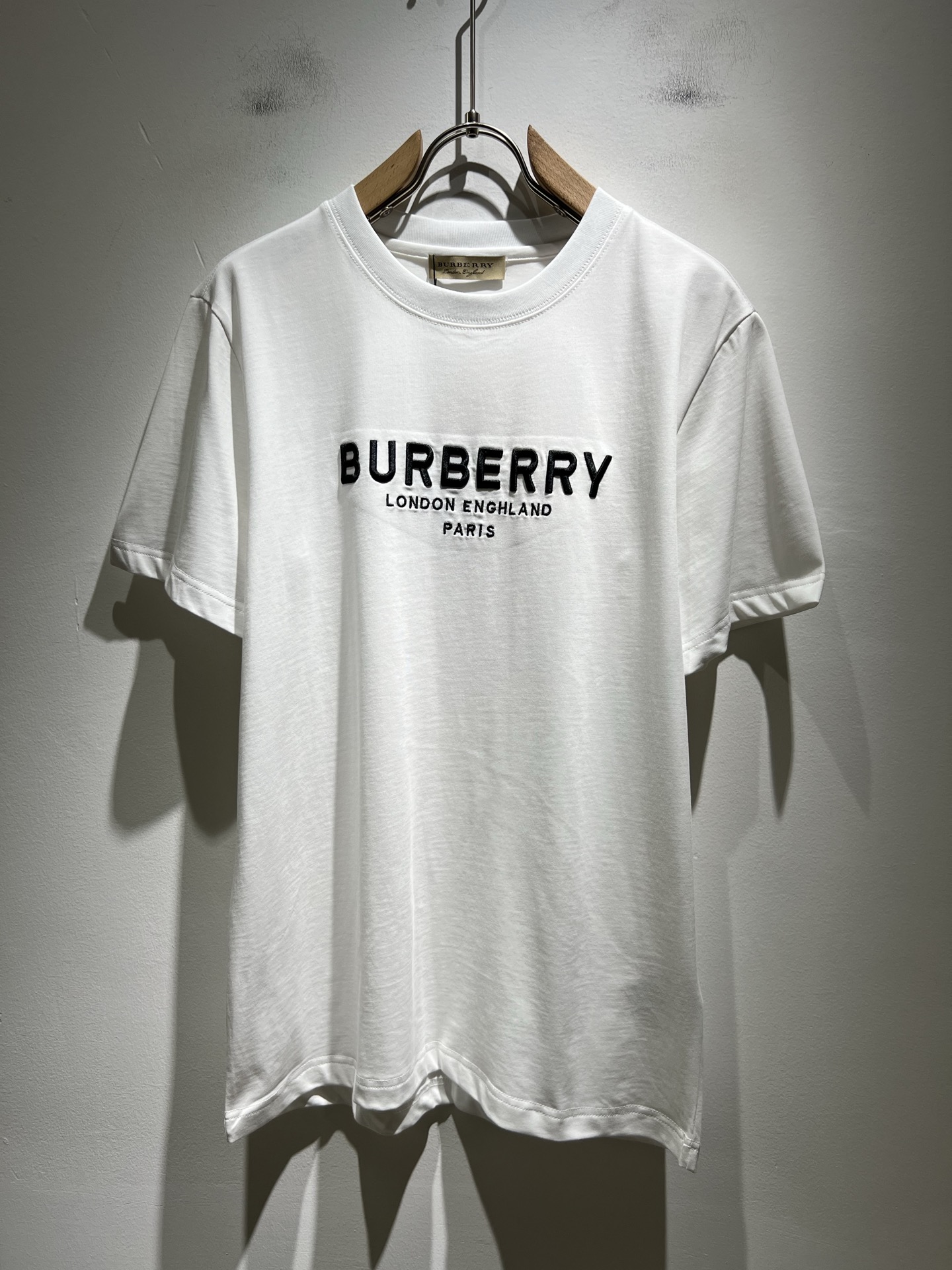 NO:447722,BURBER*Y Ba*li's new spring and summer 2025 short-sleeved T-shirt for men and women, is coming, and is made of a popular environmentally friendly pure cotton fabric recently. It is a high-end outdoor sports and leisure series, which is very popular in sports!  BUR's latest special material, logo logo pattern embroidery design!  Fabric is also called memory cloth, which refers to fabrics with morphological memory functions. It instantly kills all versions on the market. It can only be said that it is not a level at all. Whether it is material, detail restoration and craftsmanship, you are not afraid of any challenges. Just to contribute wonderful products to everyone. As always, it is consistent. A style that implements the core concept of BUR will be closely tied to fashion, always maintaining perfection, a simple but not simple design style perfectly meets the outfit you need in daily life. Size: S-2XL, burberry, T-shirt, tees, t-shirt, alexander wang19860909BURBER*Y巴*莉2025春夏新品男女同款短袖T恤,重磅来袭,最近比较火热的环保纯棉面料制作而成,高端户外运动休闲系列,非常火热运动风潮！BUR最新研发的特殊材质,标志logo图案刺绣设计！面料也叫记忆布,是指具有形态记忆功能的面料,秒杀市面上一切版本,只能说根本就不是一个级别的存在,不管是材质还是细节还原度以及工艺制作方面,不惧任何挑战,只为给大家奉献绝妙产物一如既往,始终如一,贯彻了BUR核心理念的一个款式将与时尚紧紧的捆绑在一起,时刻保持完美,简约而不简单的的设计风格,完美的满足了你日常所需要的穿搭.尺码:S-2XL,,burberry,T-shirt,tees，t-shirt,alexander wang,Men's clothing