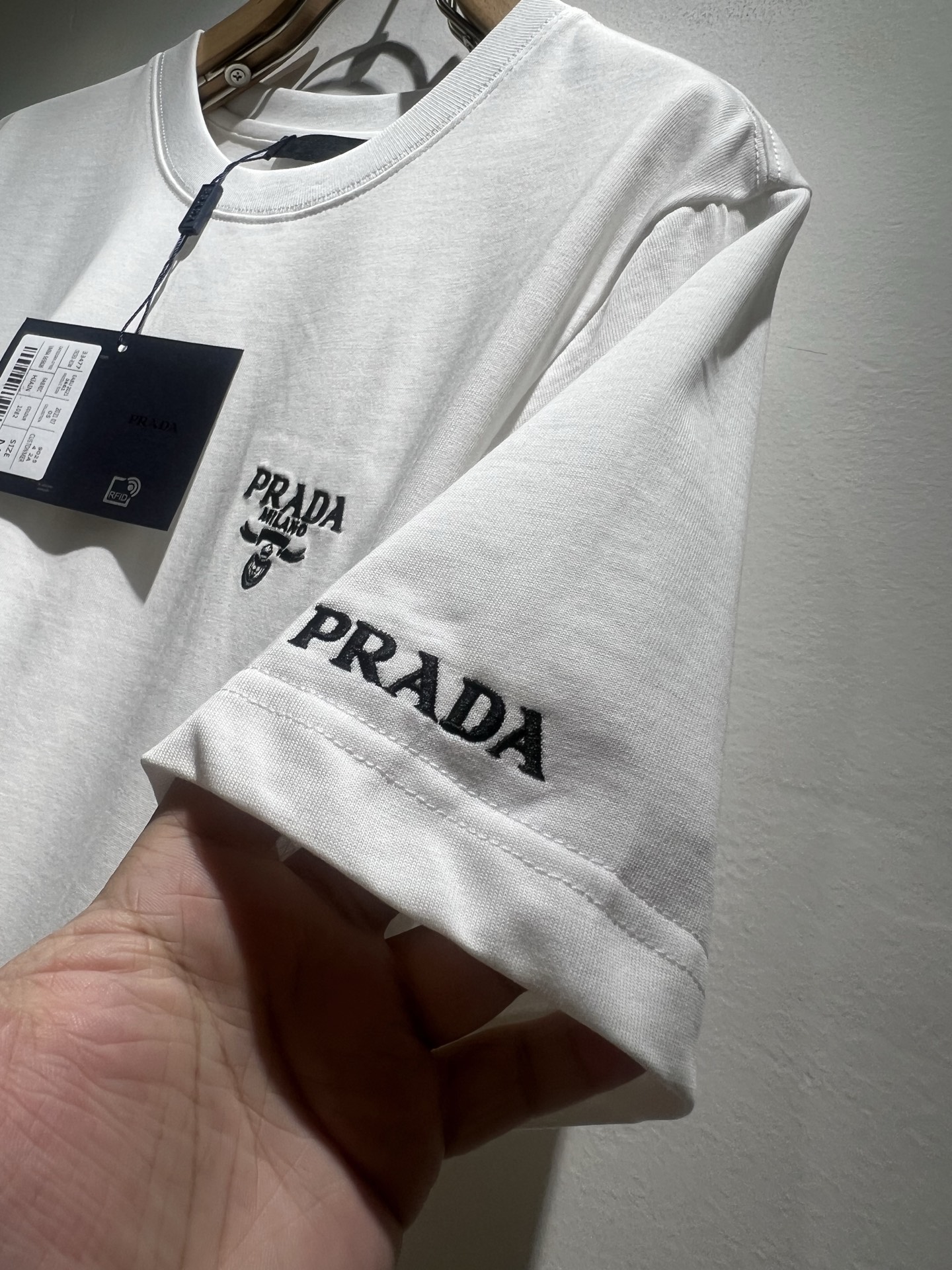   PRAD*A普*达2025春夏新款男女同款👫短袖T恤，最新款全网独家首上！！~既经典有时尚百搭，谁不