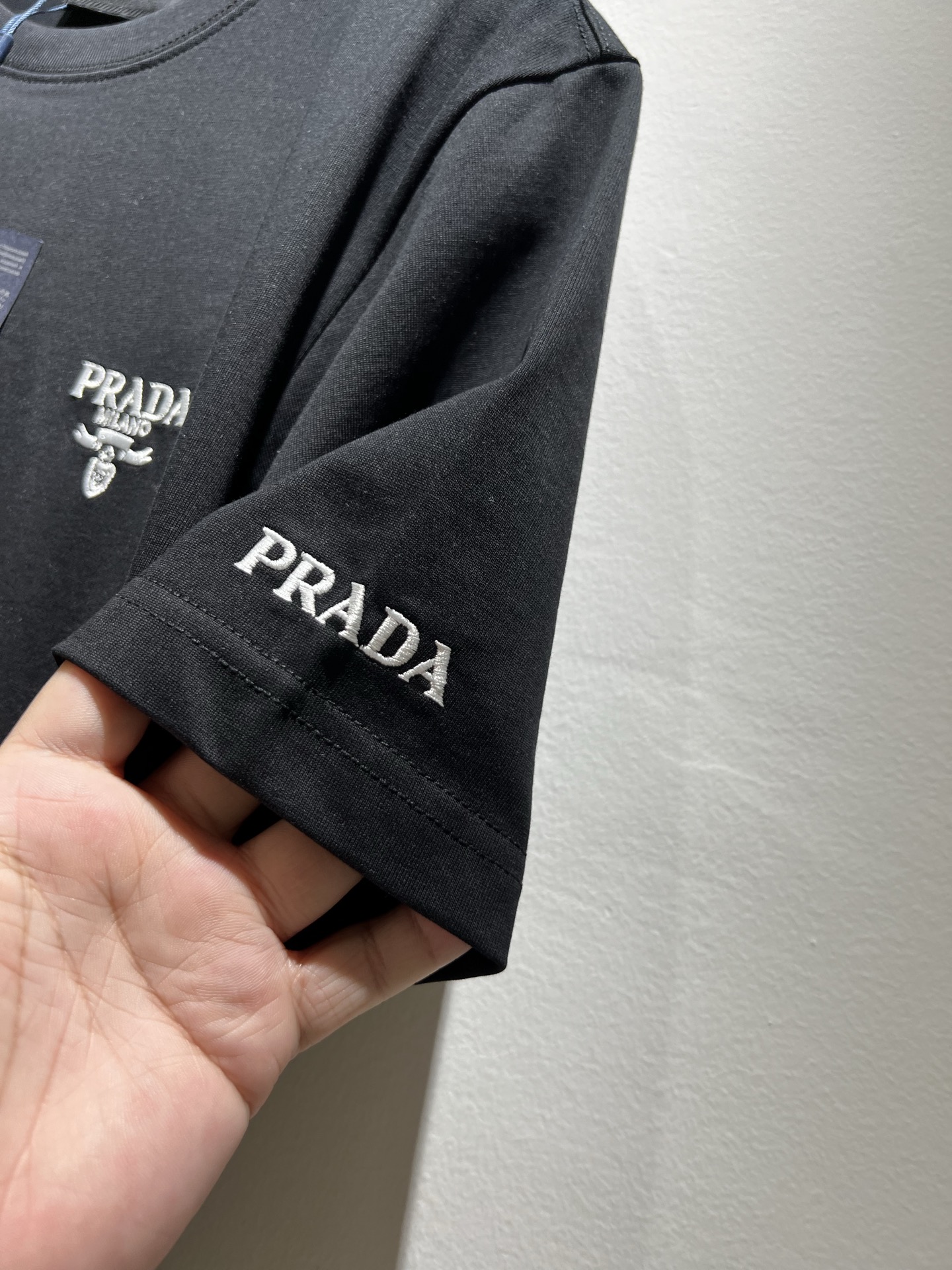   PRAD*A普*达2025春夏新款男女同款👫短袖T恤，最新款全网独家首上！！~既经典有时尚百搭，谁不