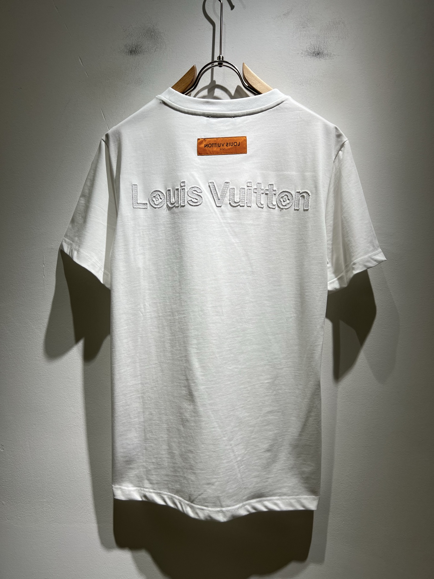  LouisVuitt*路易*登 2025春夏全新系列单品上线，非常时髦前卫的一款男女同款短袖T恤，标识