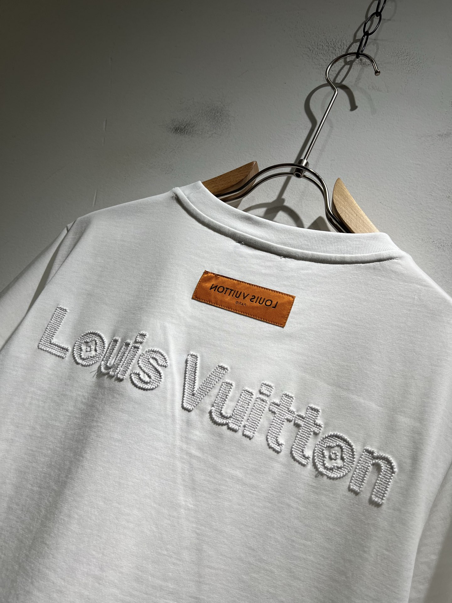  LouisVuitt*路易*登 2025春夏全新系列单品上线，非常时髦前卫的一款男女同款短袖T恤，标识