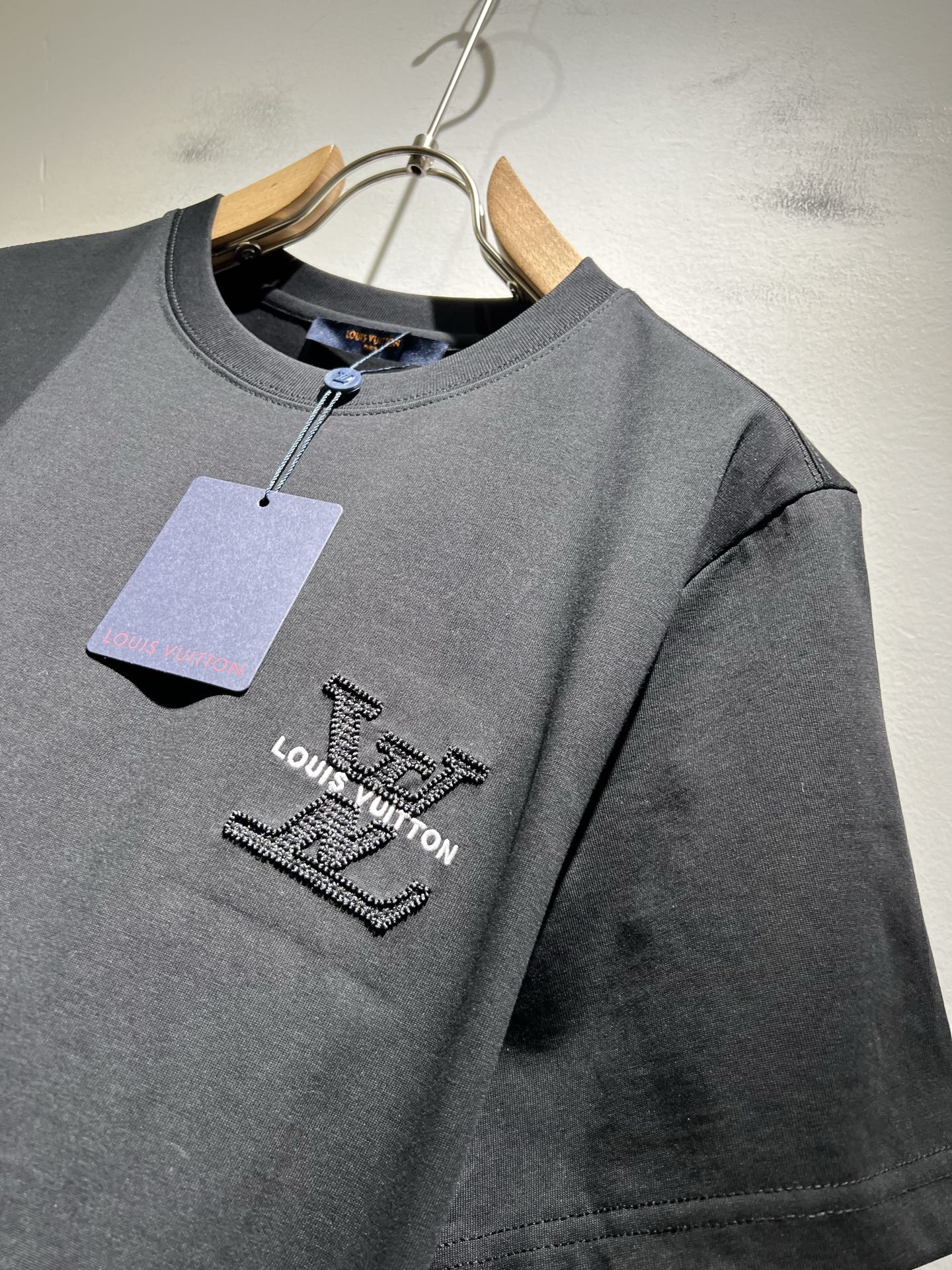  LouisVuitt*路易*登 2025春夏全新系列单品上线，非常时髦前卫的一款男女同款短袖T恤，标识