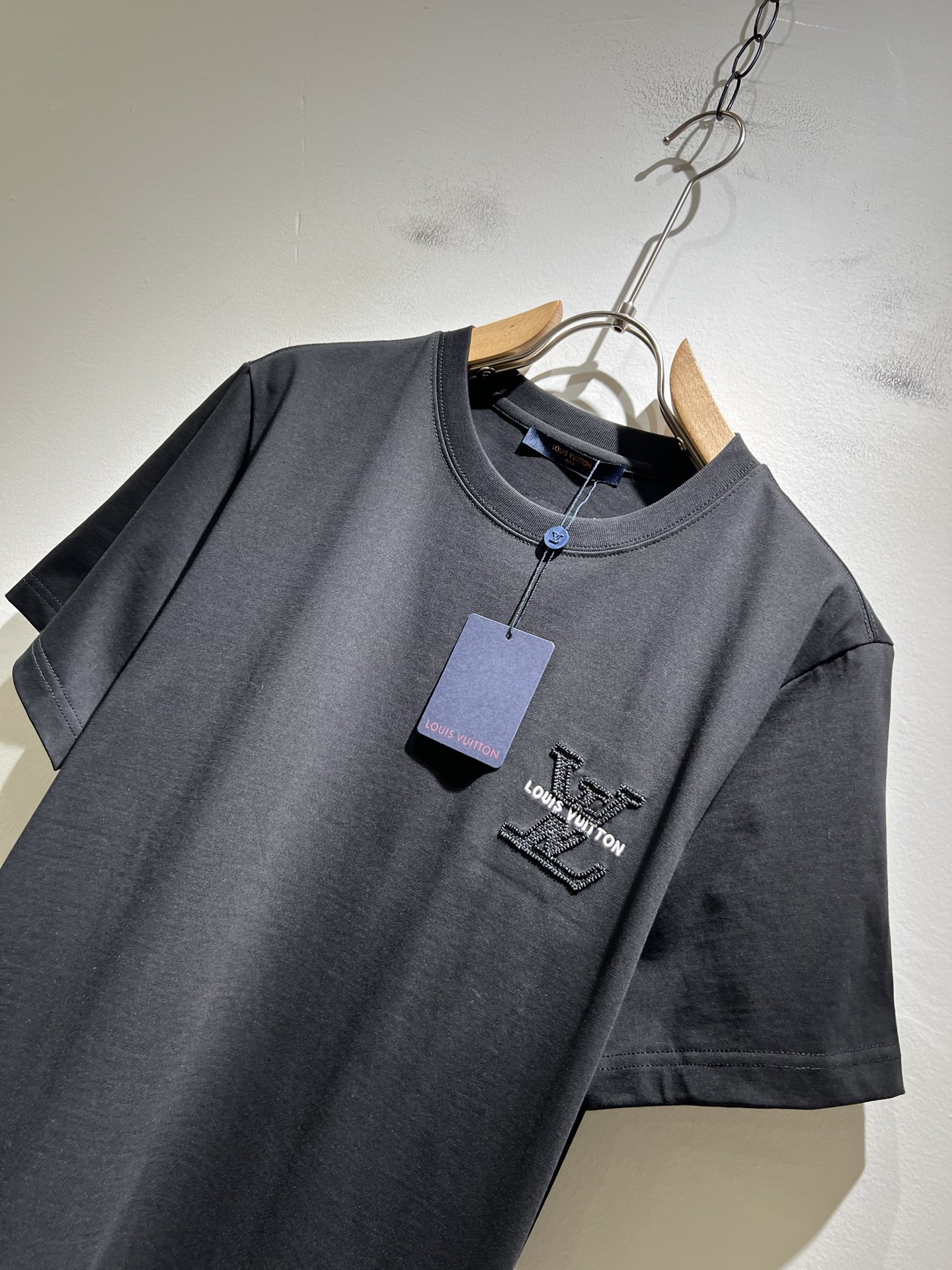  LouisVuitt*路易*登 2025春夏全新系列单品上线，非常时髦前卫的一款男女同款短袖T恤，标识