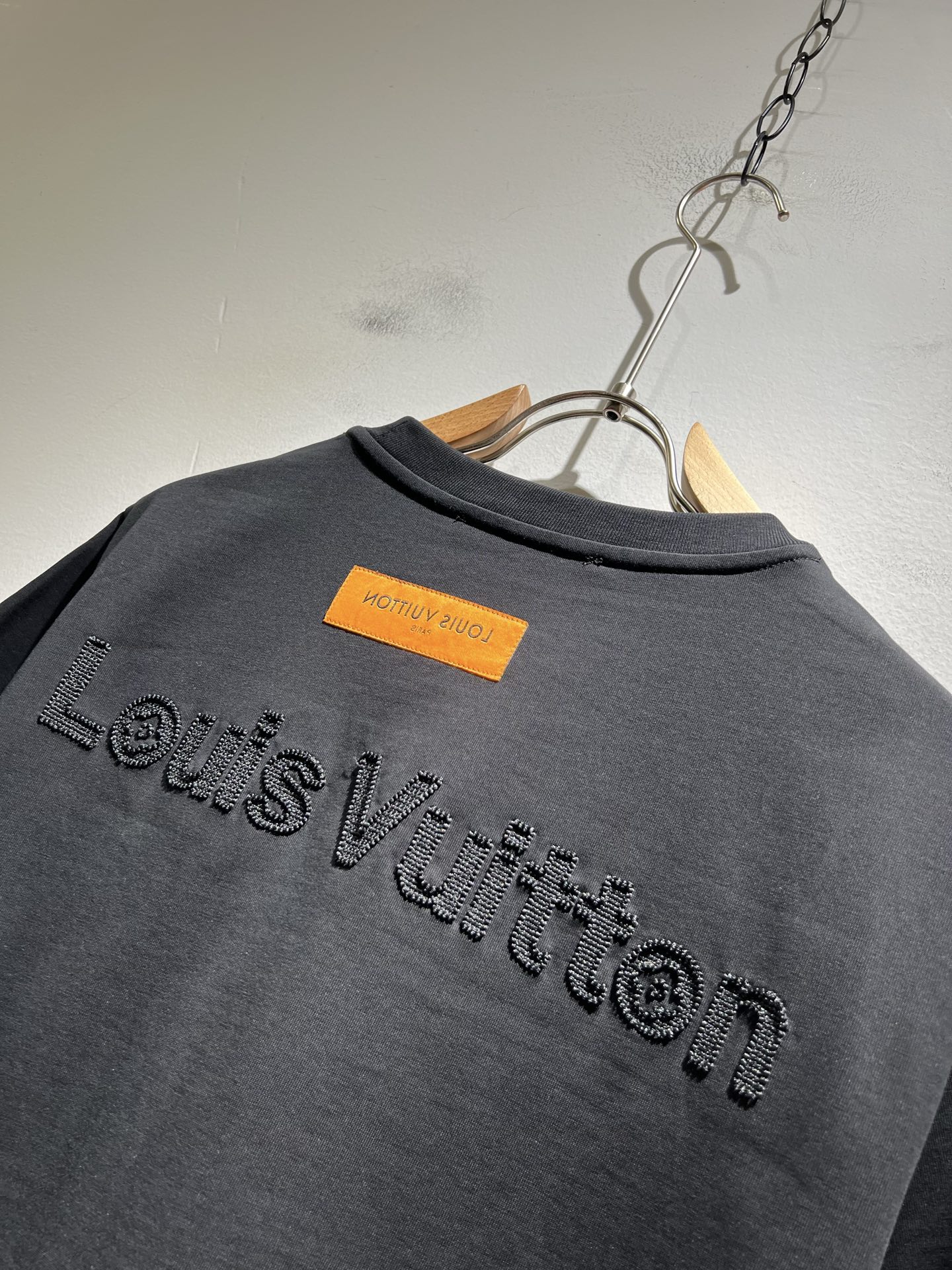  LouisVuitt*路易*登 2025春夏全新系列单品上线，非常时髦前卫的一款男女同款短袖T恤，标识