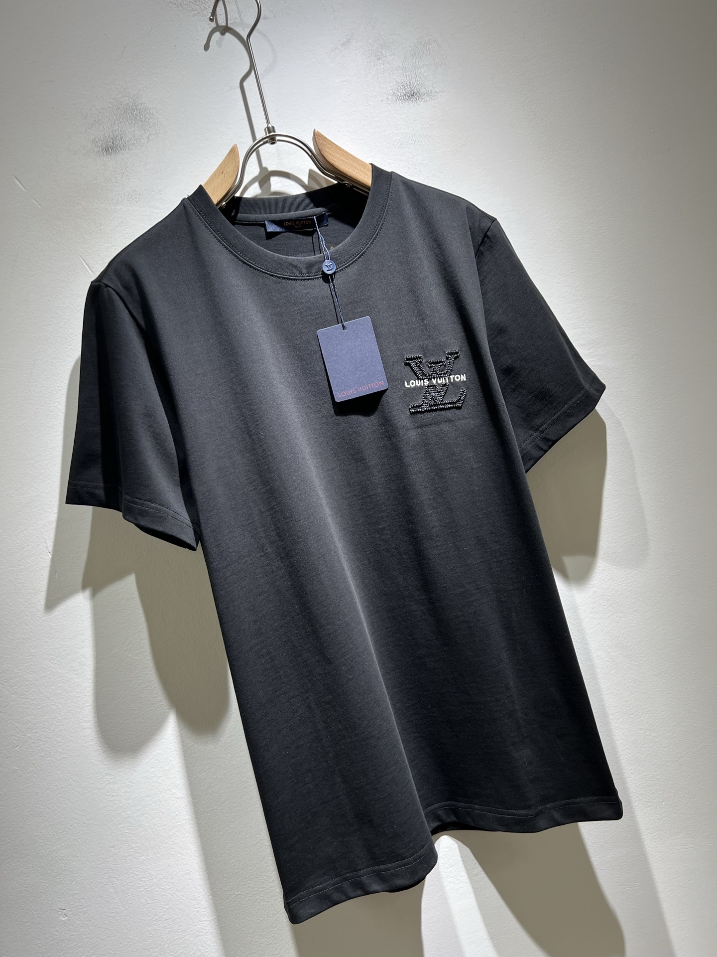  LouisVuitt*路易*登 2025春夏全新系列单品上线，非常时髦前卫的一款男女同款短袖T恤，标识