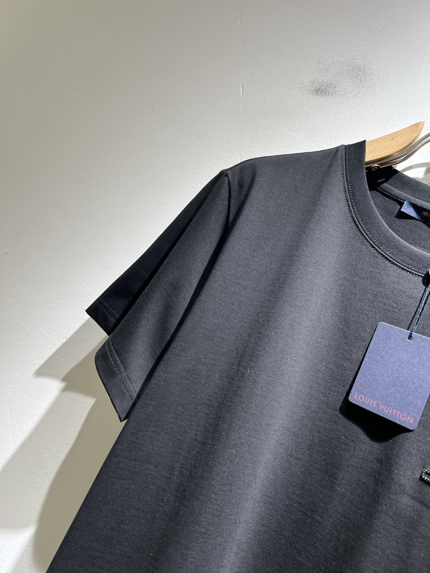  LouisVuitt*路易*登 2025春夏全新系列单品上线，非常时髦前卫的一款男女同款短袖T恤，标识
