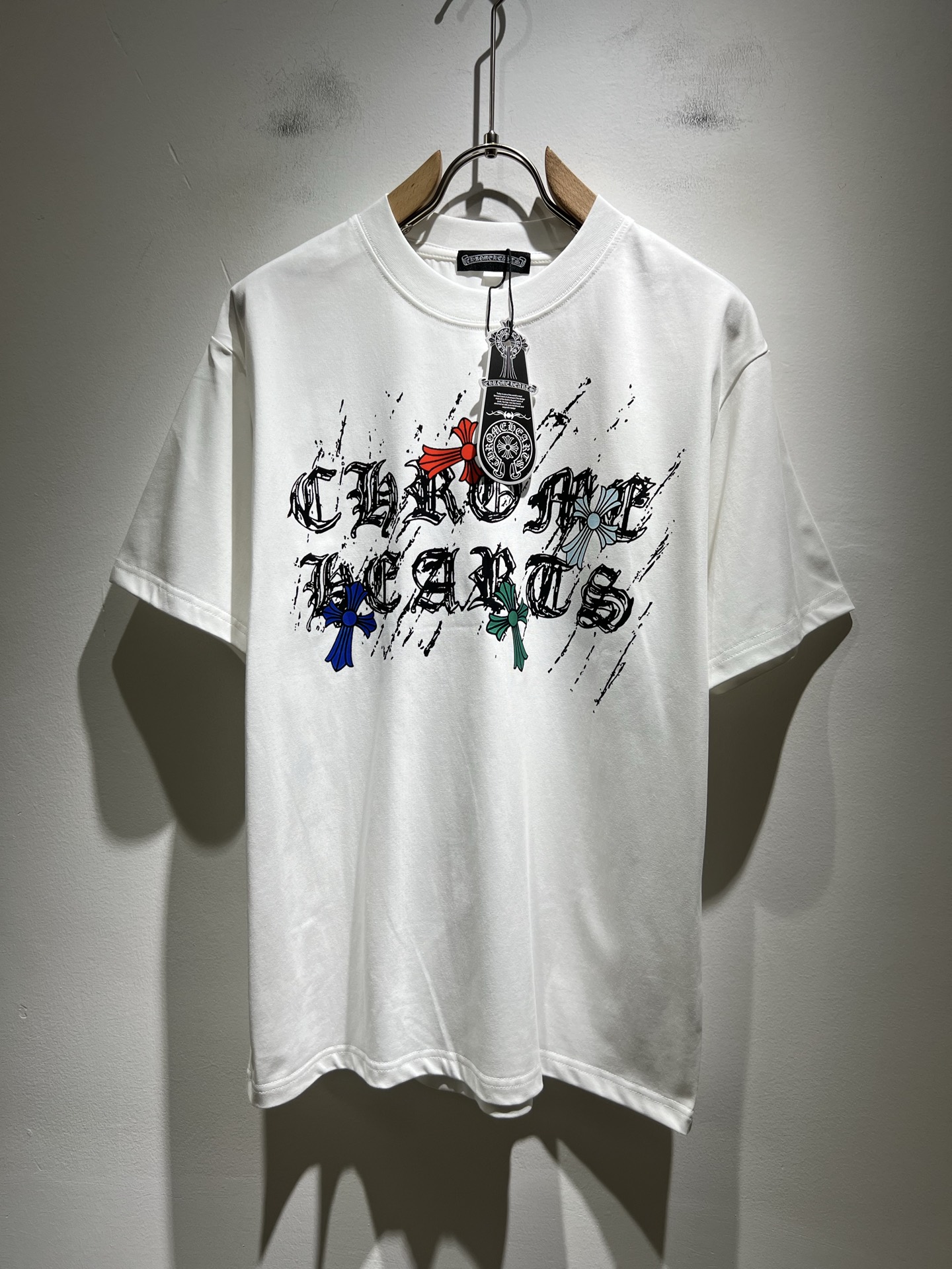 NO:447715,Chrome Hear*s 2025 spring and summer new product for men and women the same style as gram* heart short-sleeved T-shirt, recommended for cracked walls!  The fashionable and arrogant Chrome Hear*s is favored by the whole world. The 2025SS hits the stimulus version, the classic short-sleeved T-sleeved elements, and the front and rear logo printing design!  Full of fashionable luxury style, exuding a charming sense of art!  Large and lazy, high-end exclusive wash water pure cotton material for customer supply!  Super comfortable upper body!  Large oversized shoulder-falling!  Men and women are the same style!  Size M-4XL, chrome hearts, T-shirt,tees, t-shirt,alexander wang19860909Chrome Hear*s 克*心 2025春夏新品男女同款克*心短袖T恤,墙裂推荐！时尚傲娇的Chrome Hear*s,被全世界宠幸着.2025SS引爆款,经典克*心元素断绝短袖T,前后logo印花设计！充满了时尚的奢华风,散发着迷人的艺术感！宽大慵懒,客供高端专属洗水纯棉材质！上身超级舒适！大廓形大落肩！男女同款入！尺码M-4XL,,chrome hearts,T-shirt,tees，t-shirt,alexander wang,Men's clothing