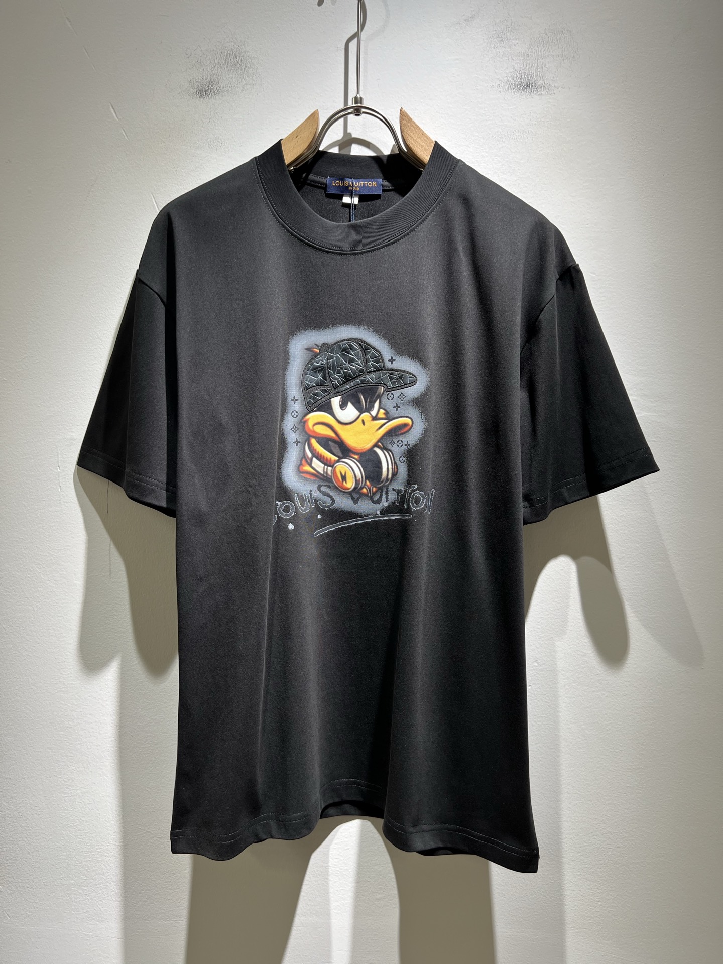   LouisVuitt*路易*登 2025春夏全新系列单品上线，非常时髦前卫的一款男女同款短袖T恤，标