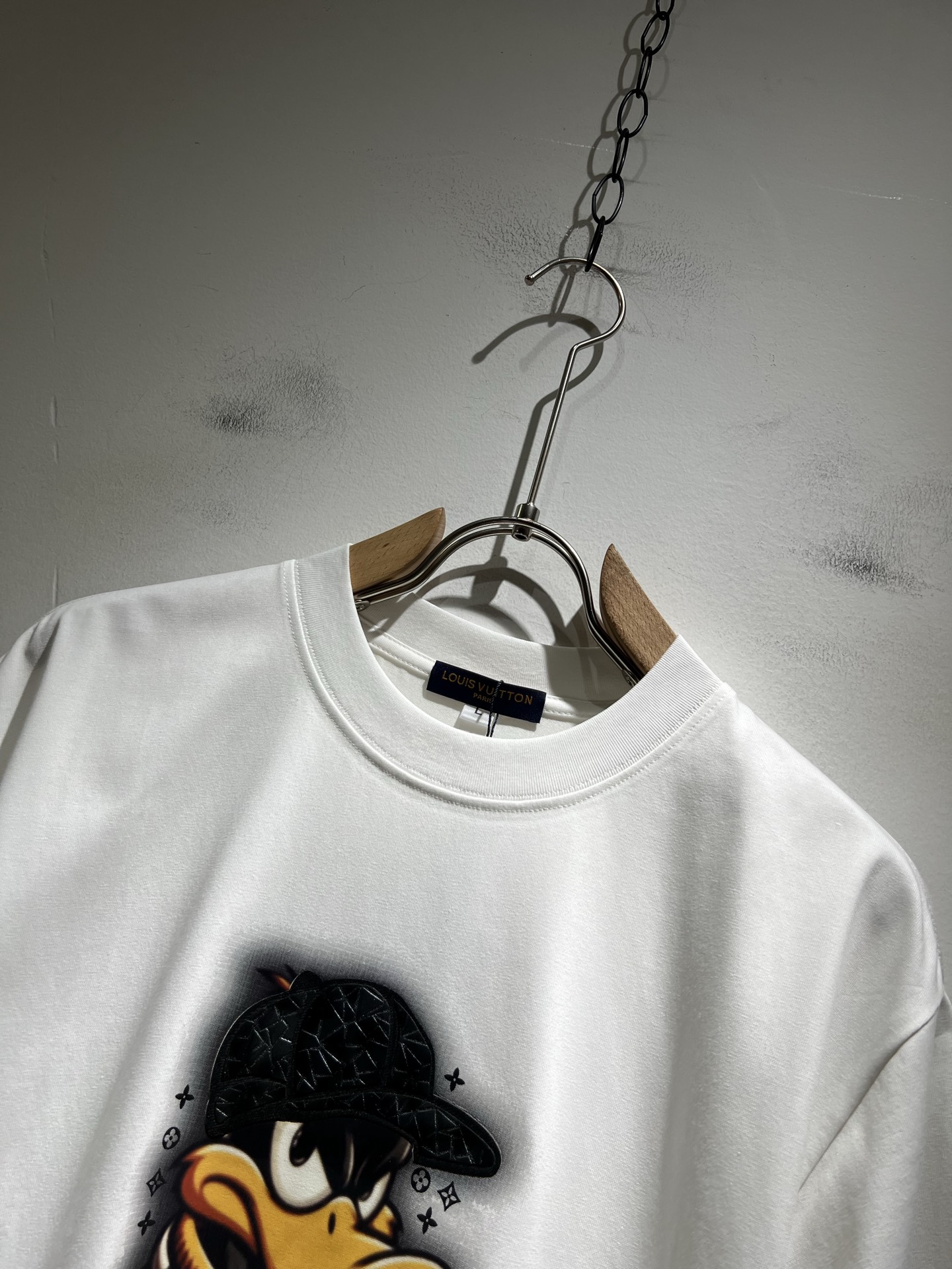   LouisVuitt*路易*登 2025春夏全新系列单品上线，非常时髦前卫的一款男女同款短袖T恤，标