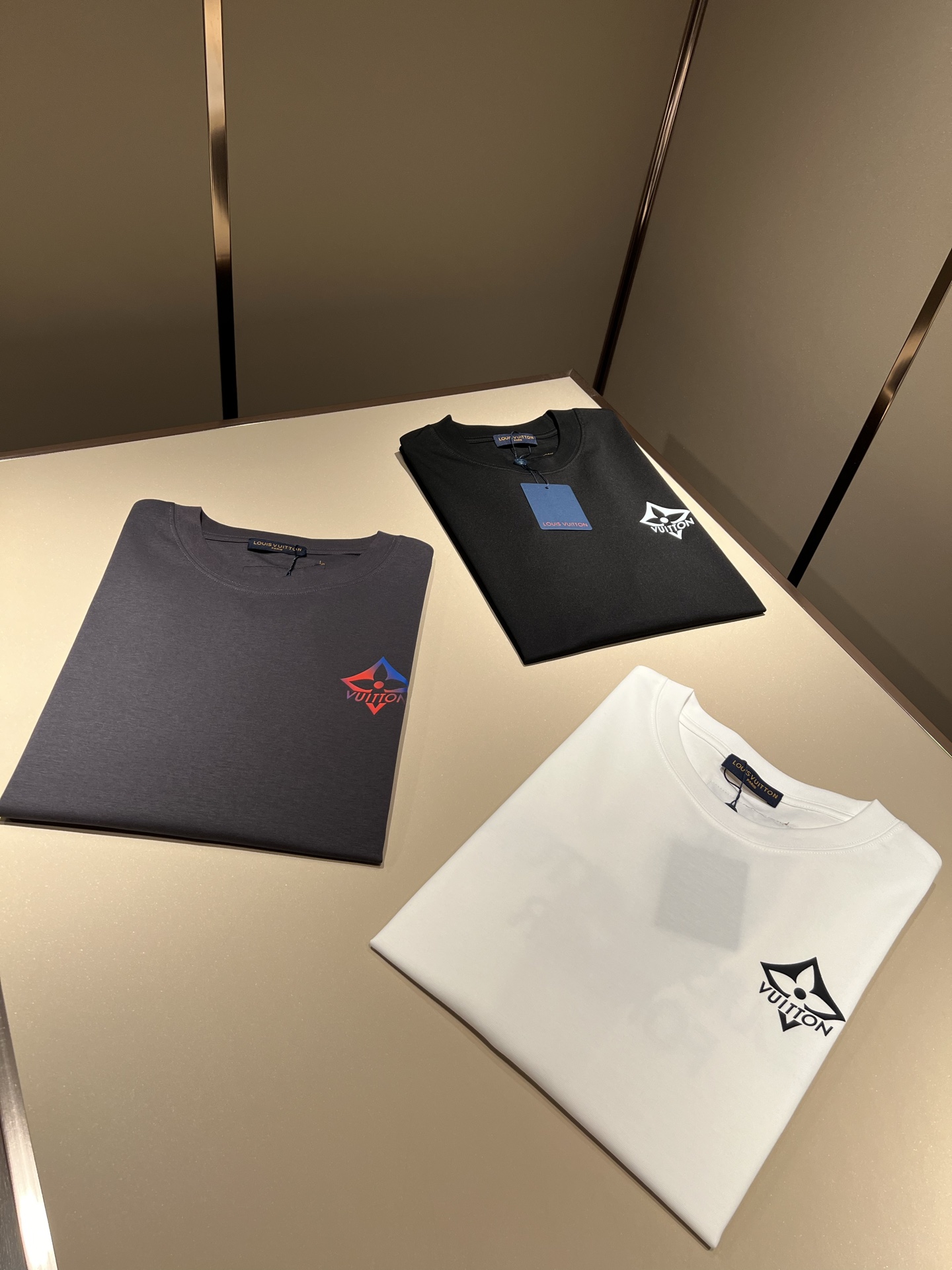   LouisVuitt*路易*登 2025春夏全新系列单品上线，非常时髦前卫的一款男女同款短袖T恤，标