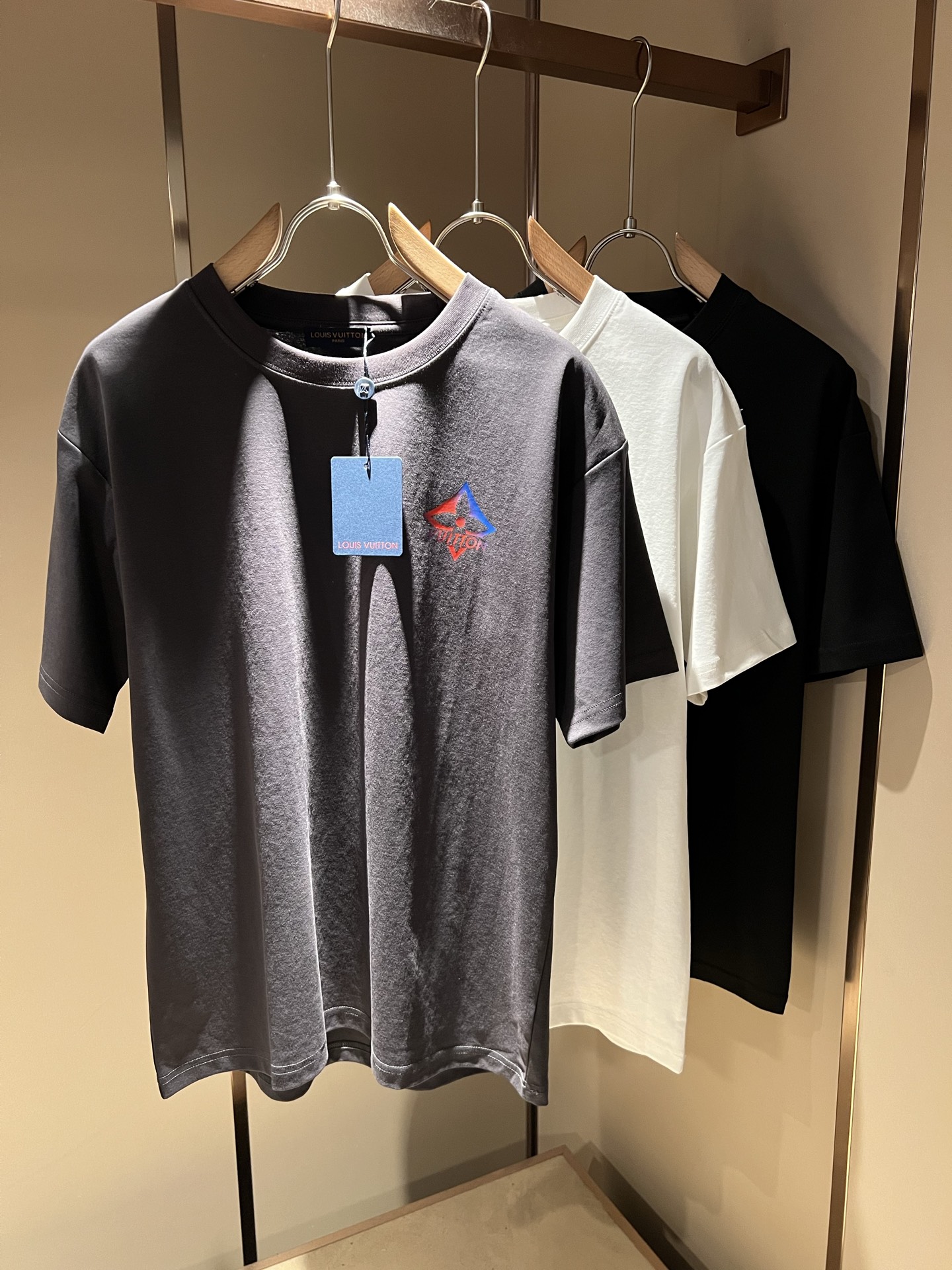  LouisVuitt*路易*登 2025春夏全新系列单品上线，非常时髦前卫的一款男女同款短袖T恤，标