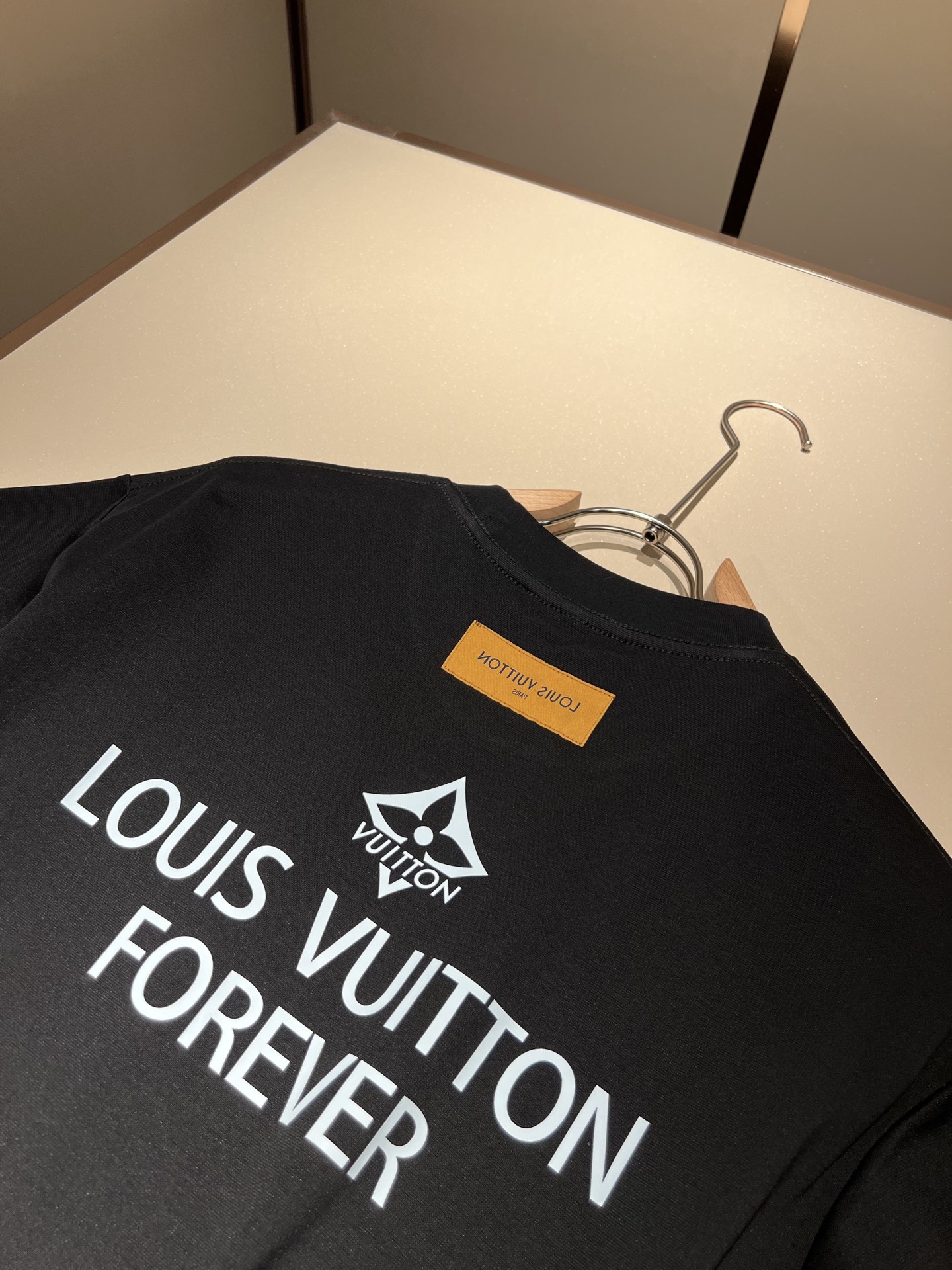   LouisVuitt*路易*登 2025春夏全新系列单品上线，非常时髦前卫的一款男女同款短袖T恤，标
