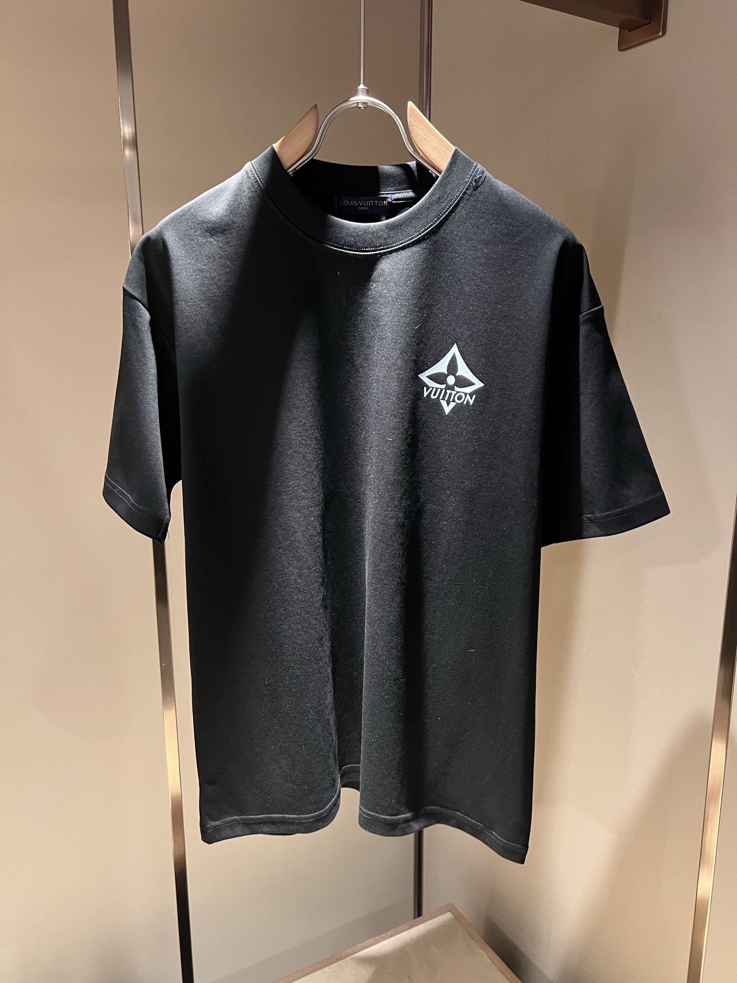   LouisVuitt*路易*登 2025春夏全新系列单品上线，非常时髦前卫的一款男女同款短袖T恤，标