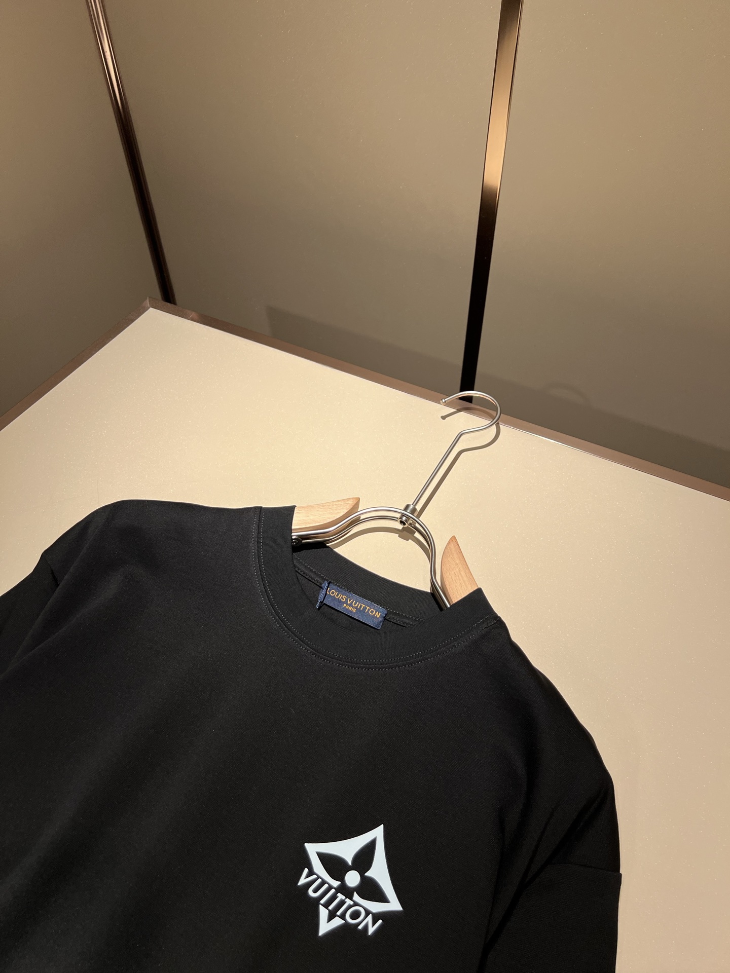   LouisVuitt*路易*登 2025春夏全新系列单品上线，非常时髦前卫的一款男女同款短袖T恤，标